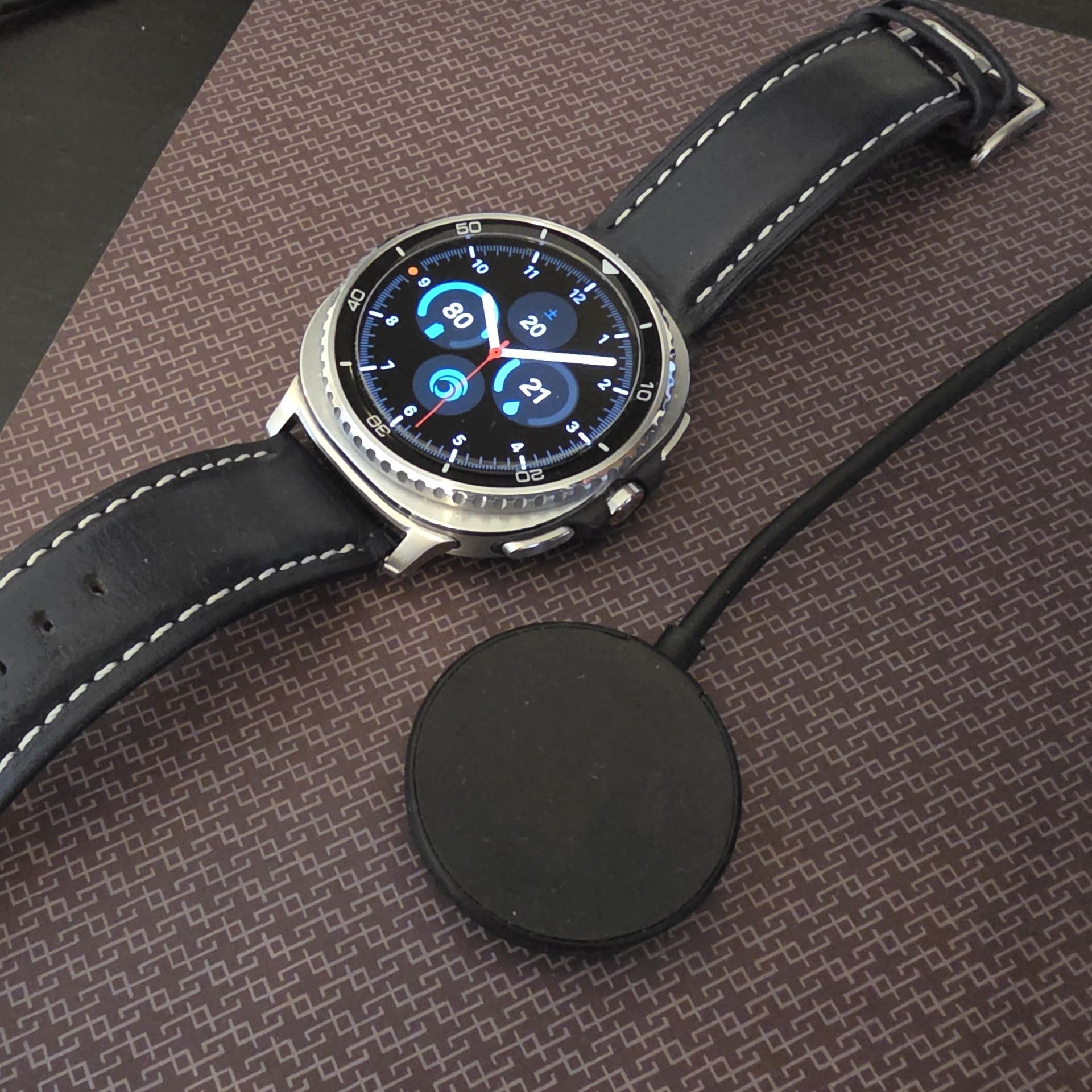 「Galaxy Watch 8 Classic」を含め、2024年発売の「Galaxy Watch 7」シリーズ以降、時計裏面の仕様が変更され、旧機種の充電ケーブルでは充電が遅くなるとのこと。市販品も同じだが、充電ケーブルのお皿と時計の向きを調整すると、順調に充電することも……