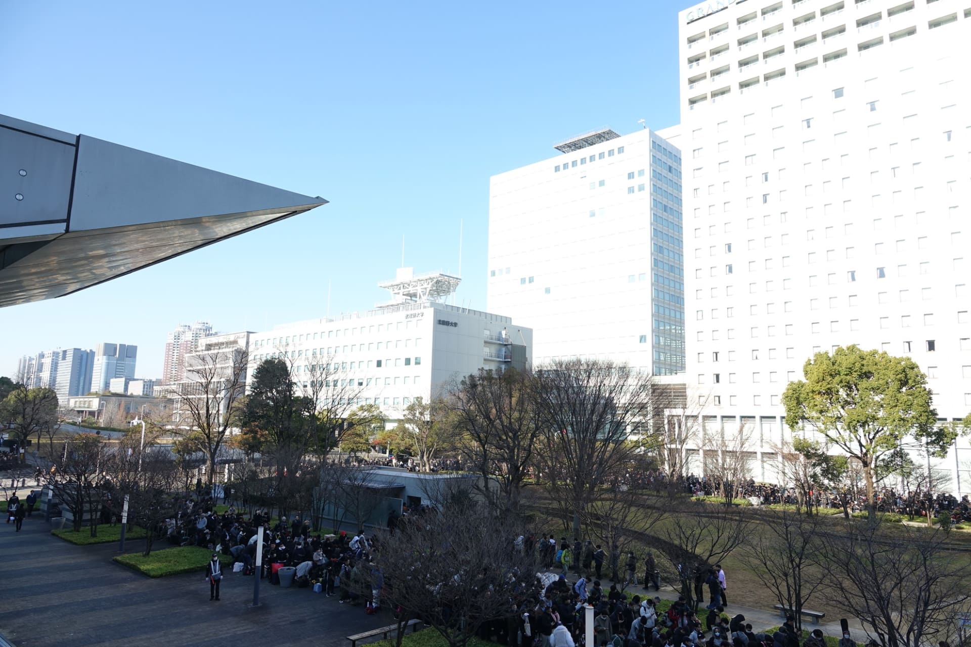 センタープロムナード、平時よりもかなり多くの人が滞留している