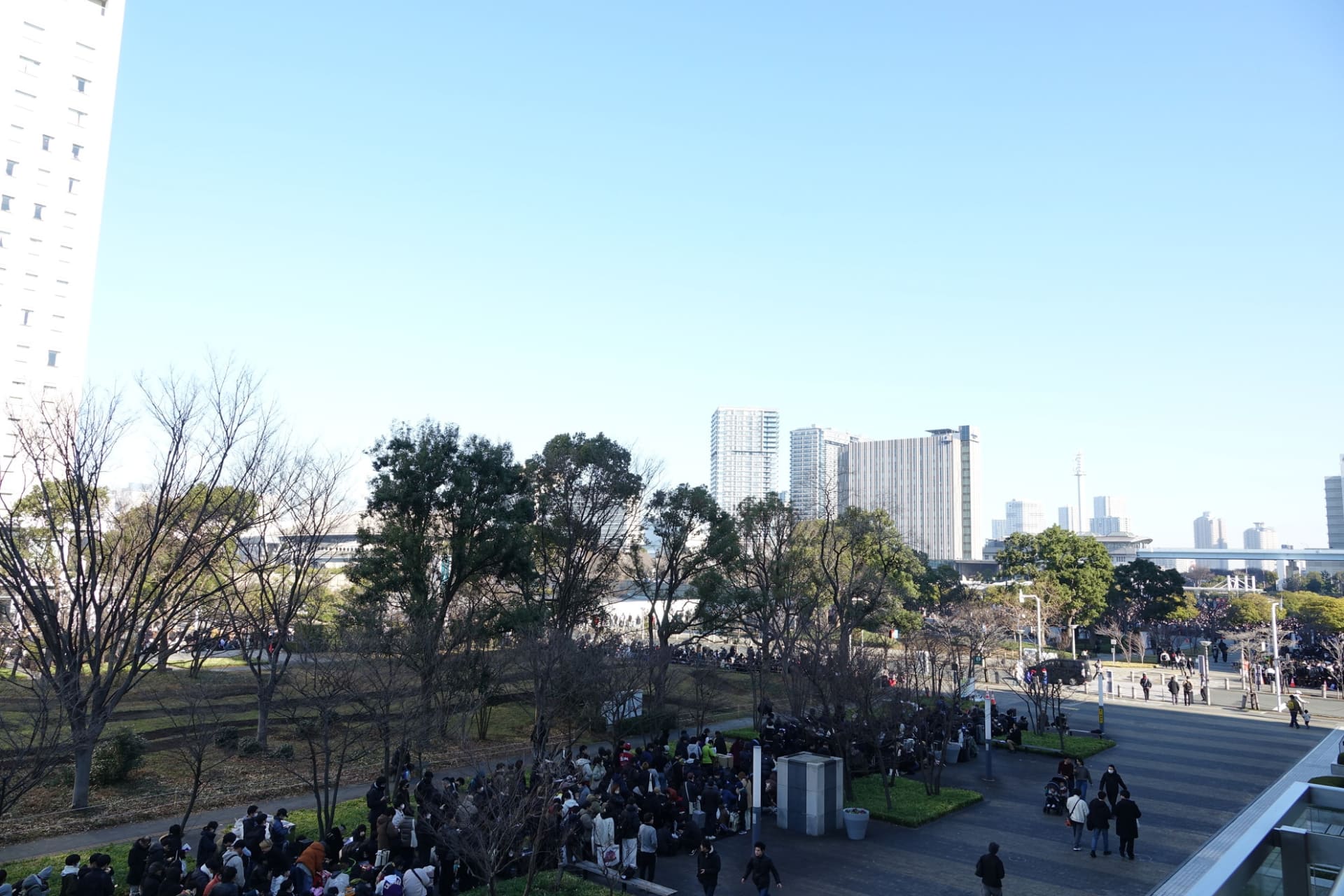 センタープロムナード、平時よりもかなり多くの人が滞留している