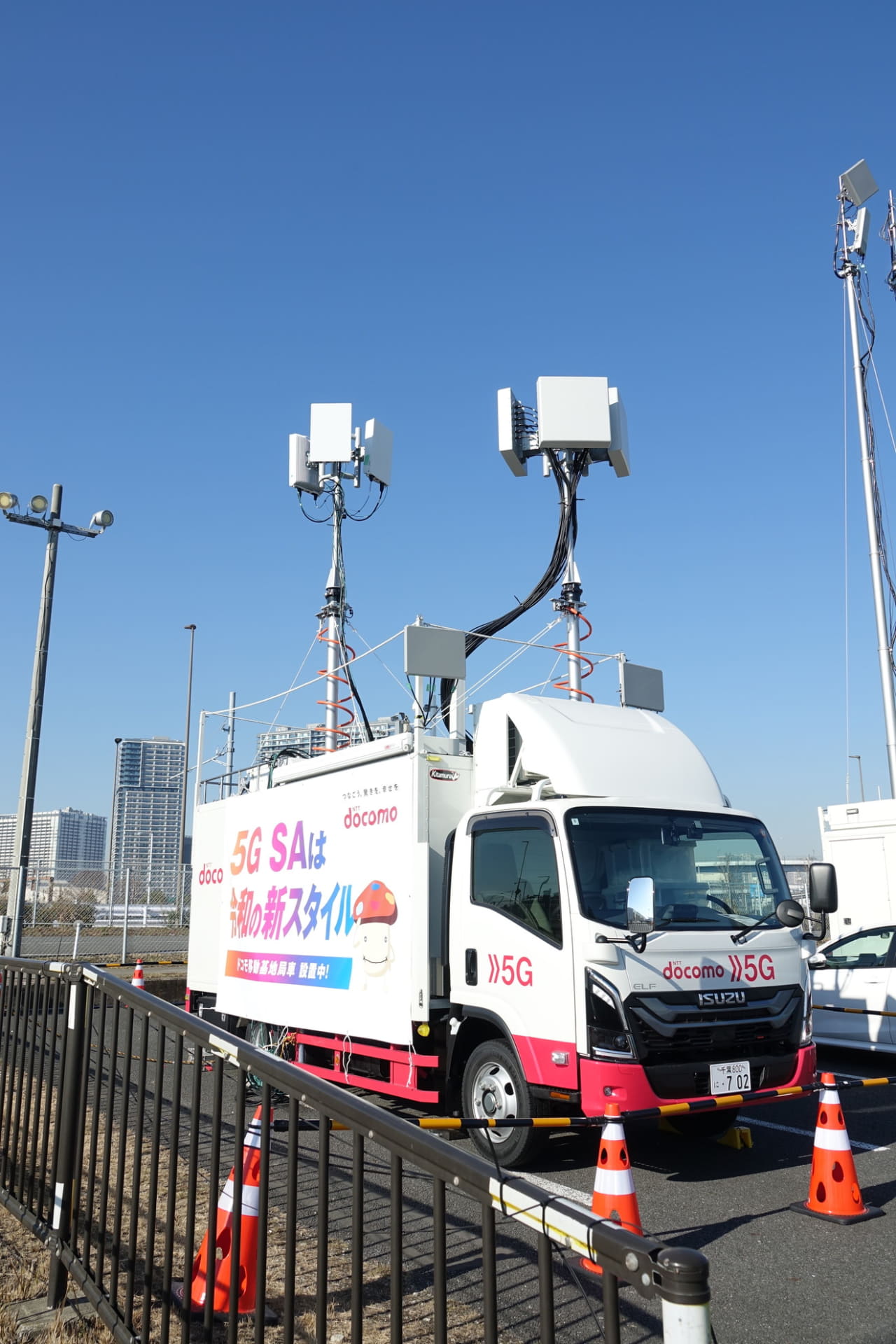 「3セクタMMU車両」左側がMMU対応アンテナ、右側がLTEと5G NR対応アンテナ