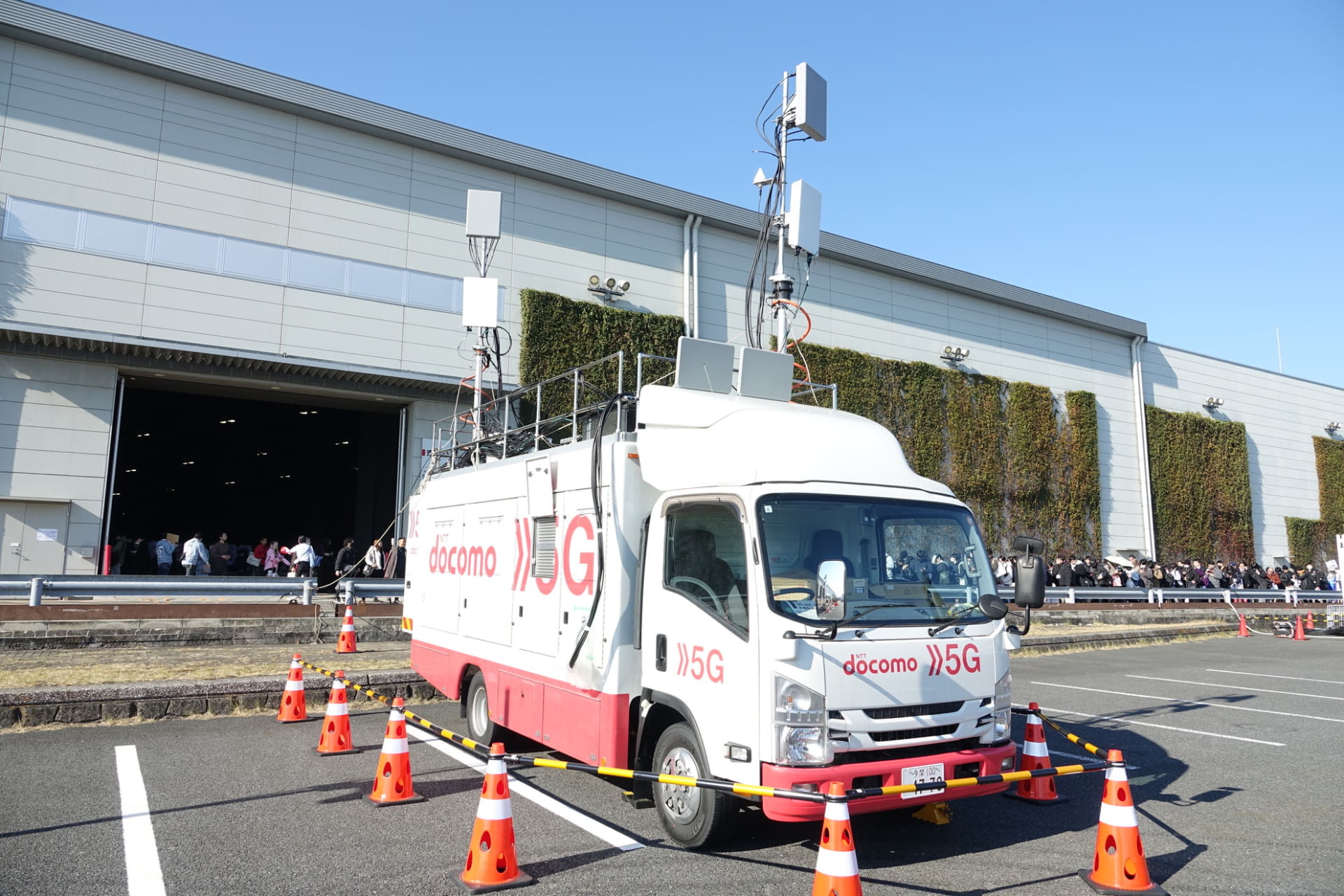 合計3台の移動基地局車を設置。アンテナは、上からLTEと5G NR対応アンテナ、MMU対応アンテナ、最下段にはd Wi-Fiのアンテナが設置されている