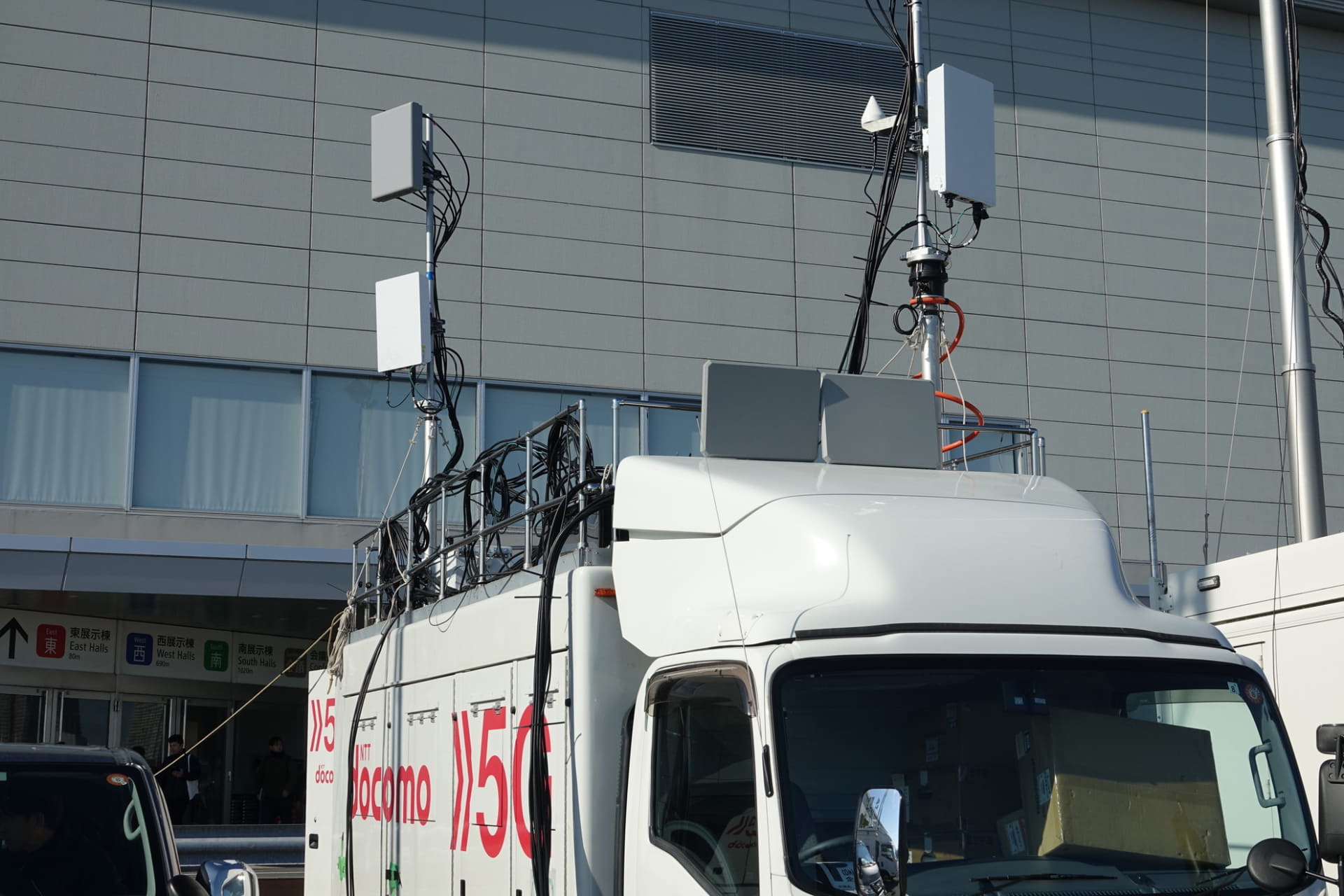 合計3台の移動基地局車を設置。アンテナは、上からLTEと5G NR対応アンテナ、MMU対応アンテナ、最下段にはd Wi-Fiのアンテナが設置されている