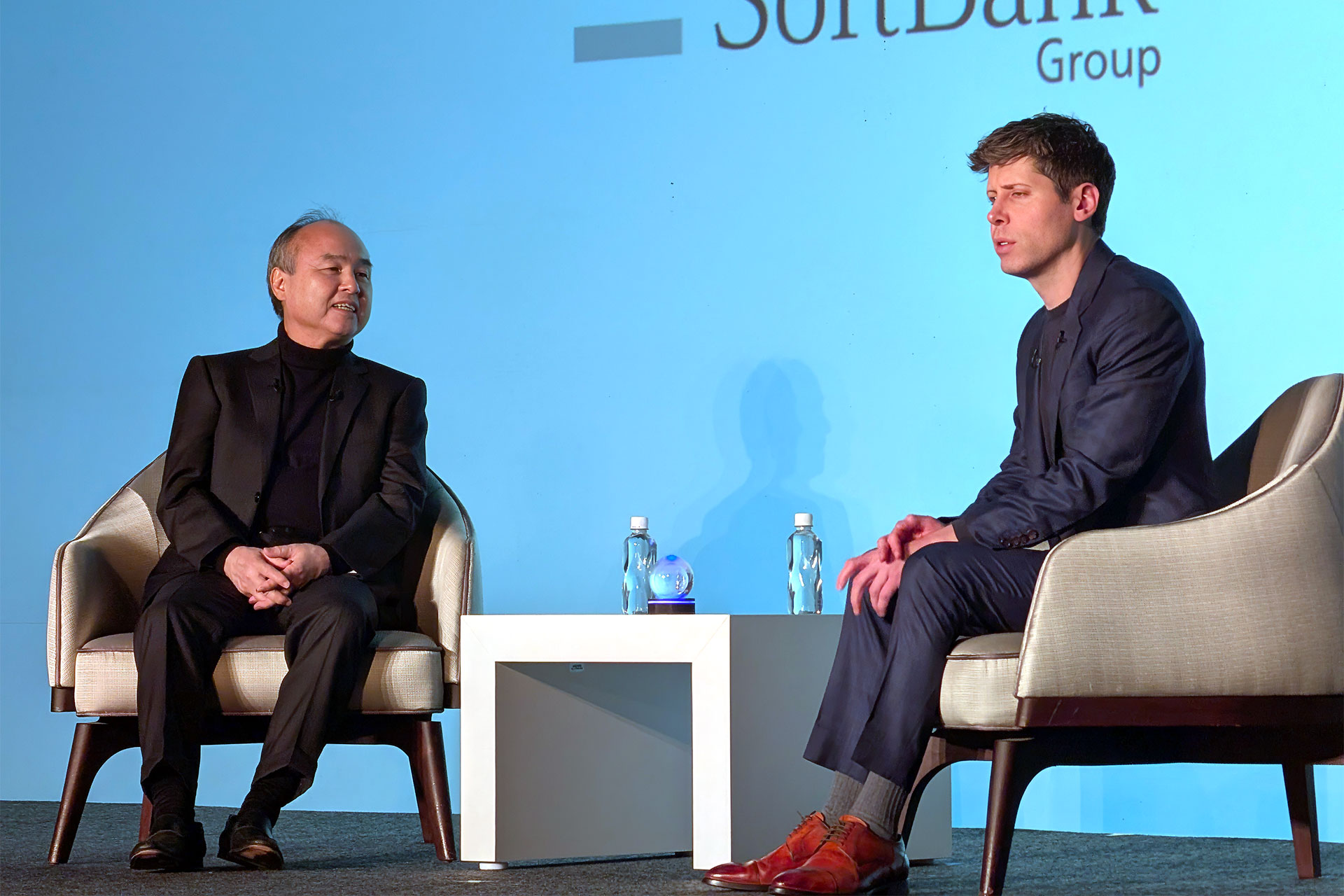 2025年2月、対談するソフトバンクグループの孫正義会長（左）とOpenAIのサム・アルトマンCEO（右）