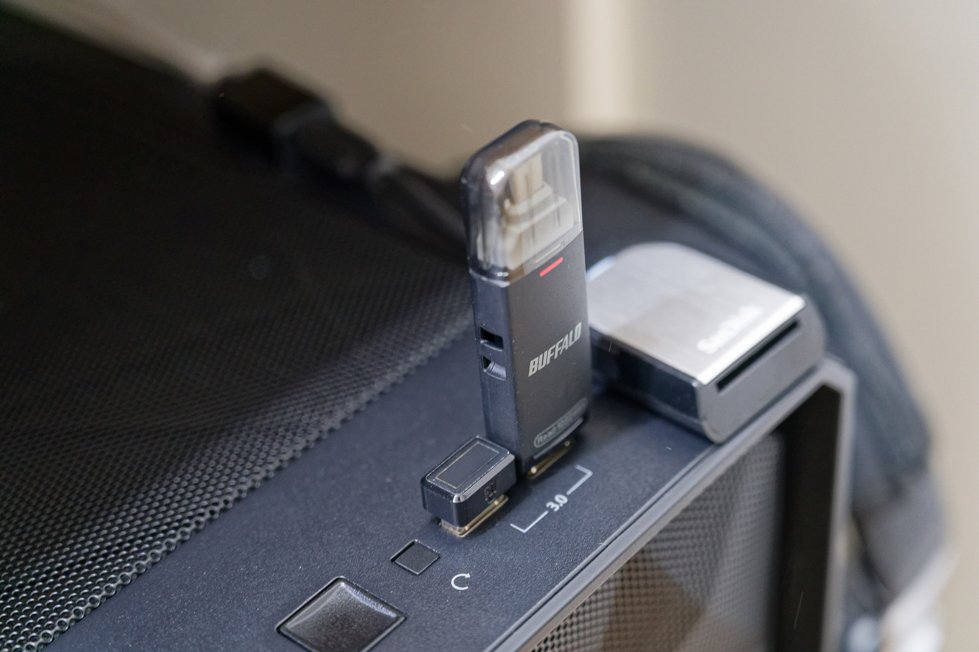 細長いスティック型なので、ポート周辺のスペースに余裕がなくても差し込みやすい