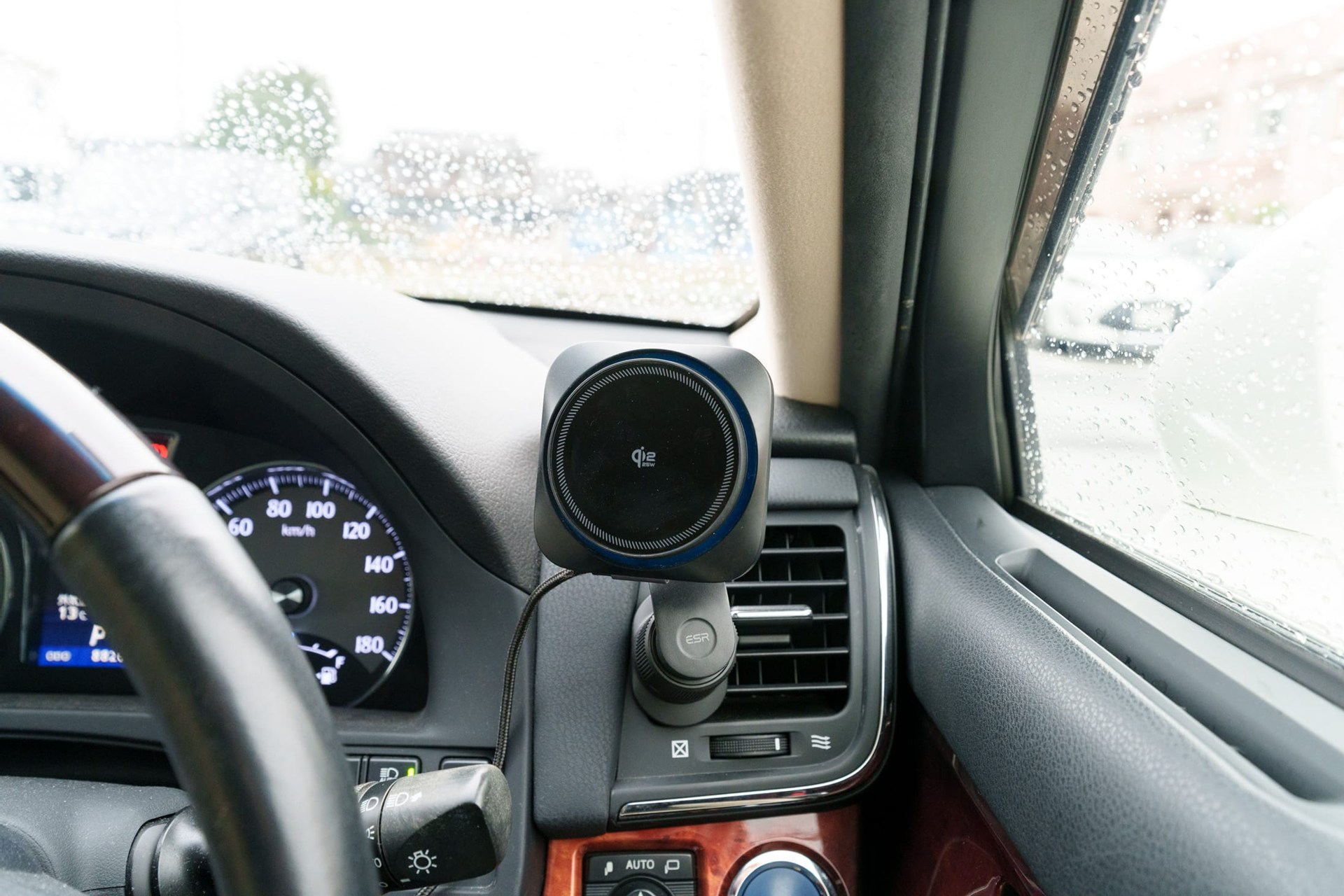 車に装着したところ。アームがあるおかげで設置に自由度がある
