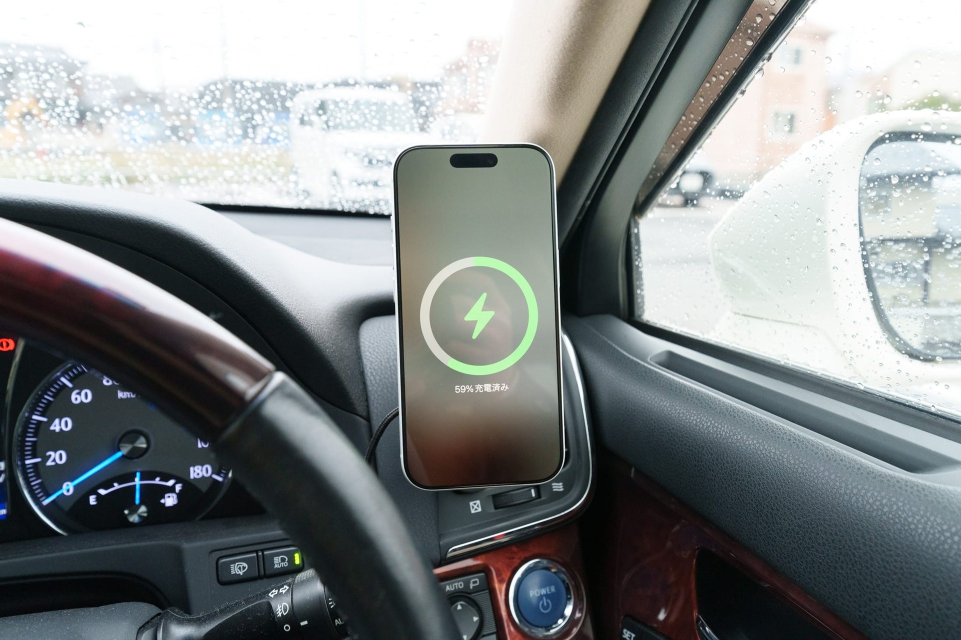 iPhone 17 Proを固定してみた。磁力が強く運転中の振動でもズレない