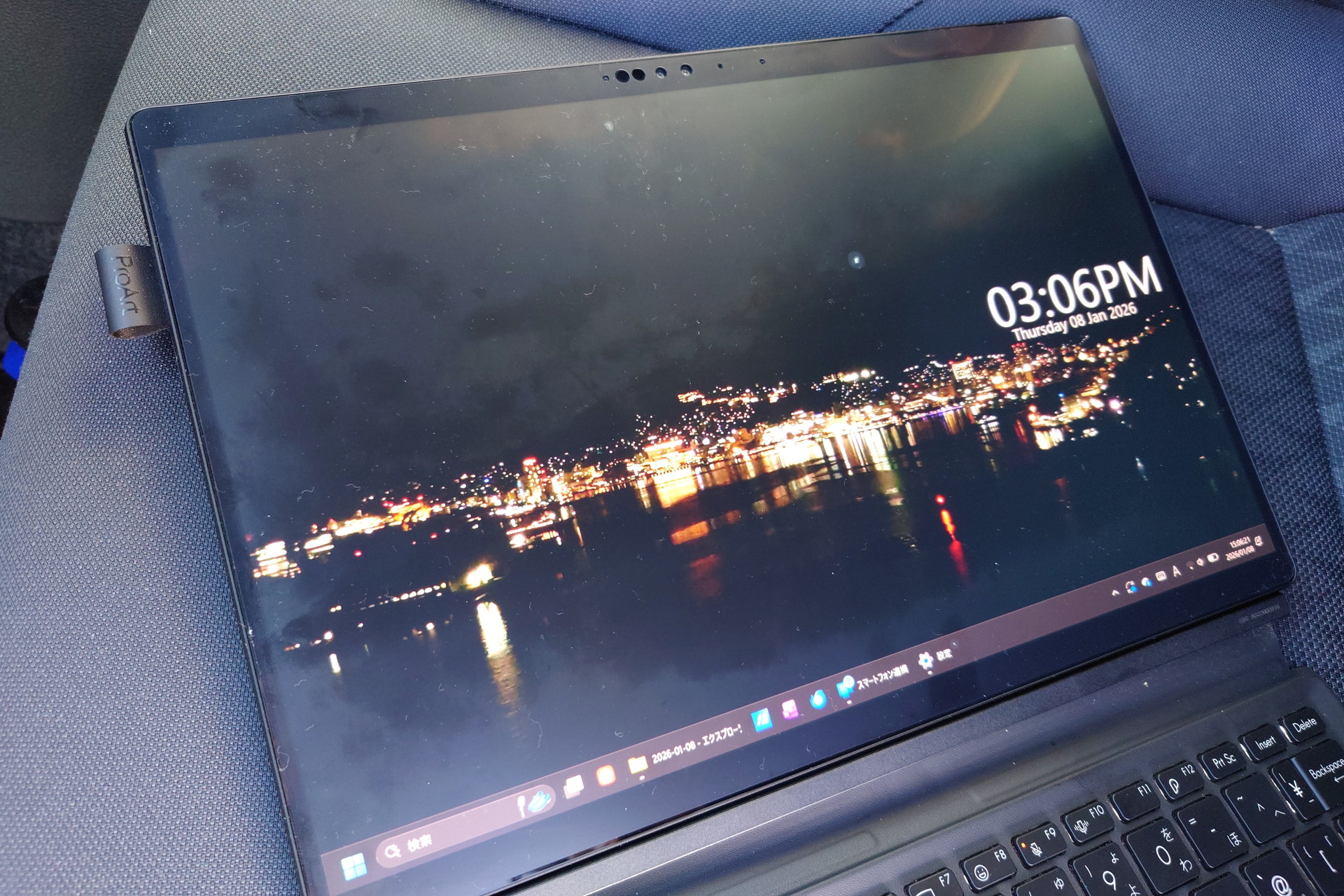 ASUS ProArt PZ13。キーボードなど周辺機器が付属することや値引で安くなっていたことから購入。この写真だと、画面が埃だらけのように見えるが、それはフィルムの貼り付けに失敗して、実際に埃だらけになったからだ