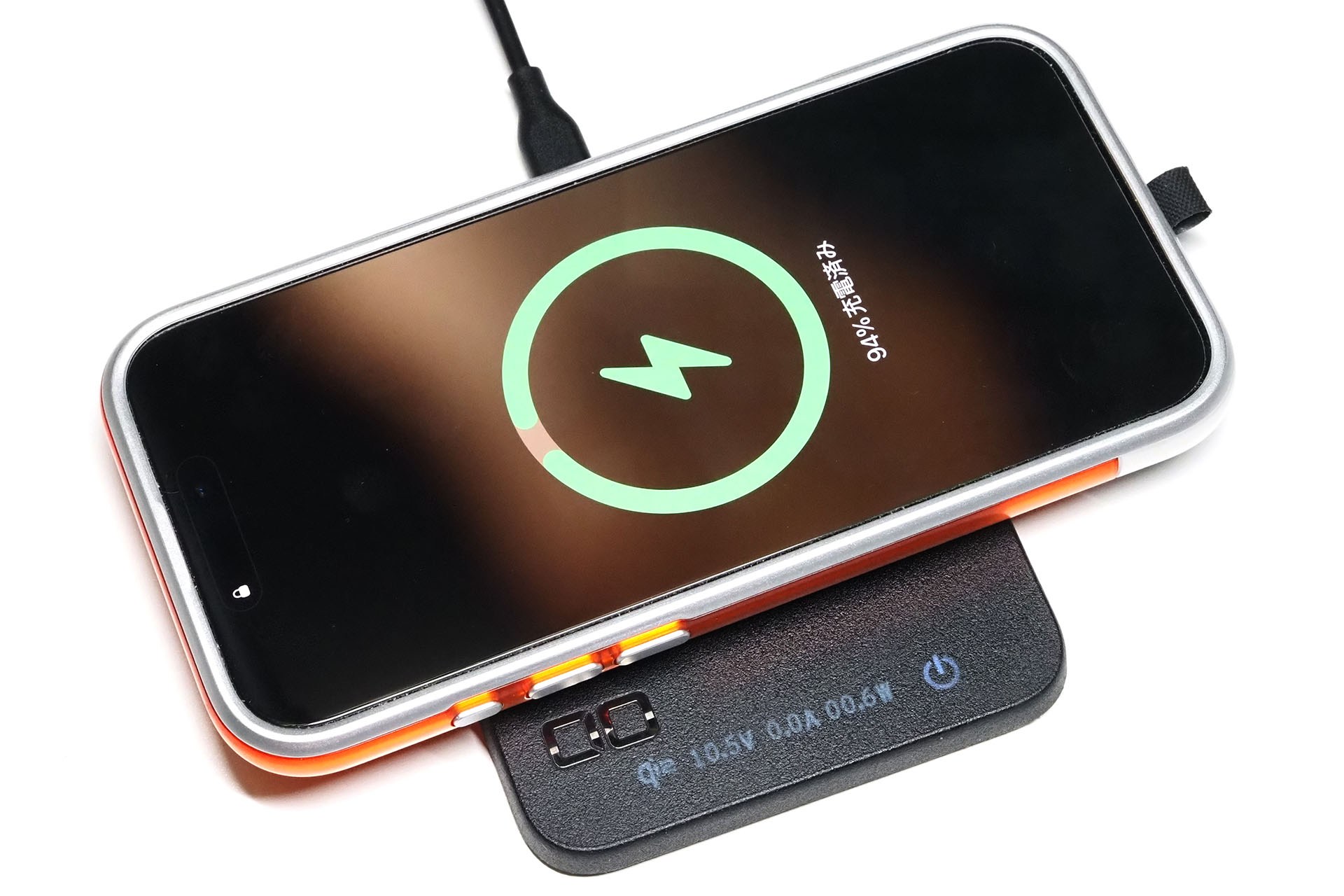 iPhoneなどQi2対応のデバイスを乗せると充電が始まる。保温器・充電器としての動作は、乗せたものにより自動的に切り替わる。