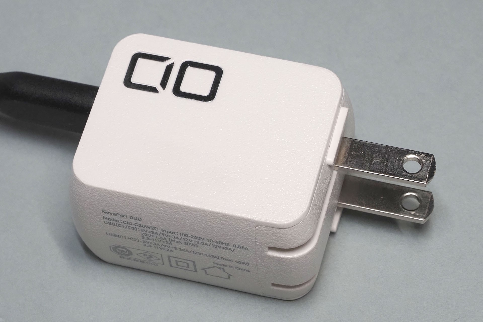 MugWarmer 2には充電器が付属しないので、別途20W以上給電可能・USB-C対応のUSB充電器を用意する必要がある。写真はCIO「NovaPort DUO」シリーズの比較的低出力なものだが、NovaPort DUOシリーズはどれも余裕で20W以上の出力がある。