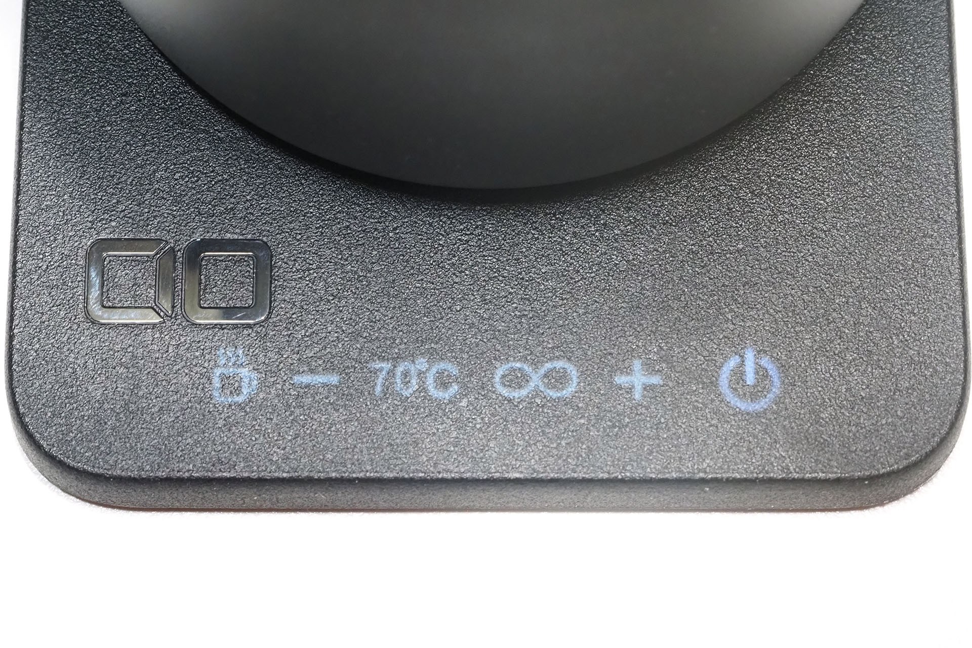 本体のみで操作する場合は、表示部をタッチして保温温度を変えたり、電源のオンオフを行ったりする。タッチパネルでできるのは温度変更と電源オンオフだけだ。なお、本記事に出てくるタッチパネル表示は、光の加減で「文字などが視認しにくい表示」に見えるが、実際はもっとクリアに視認できる。