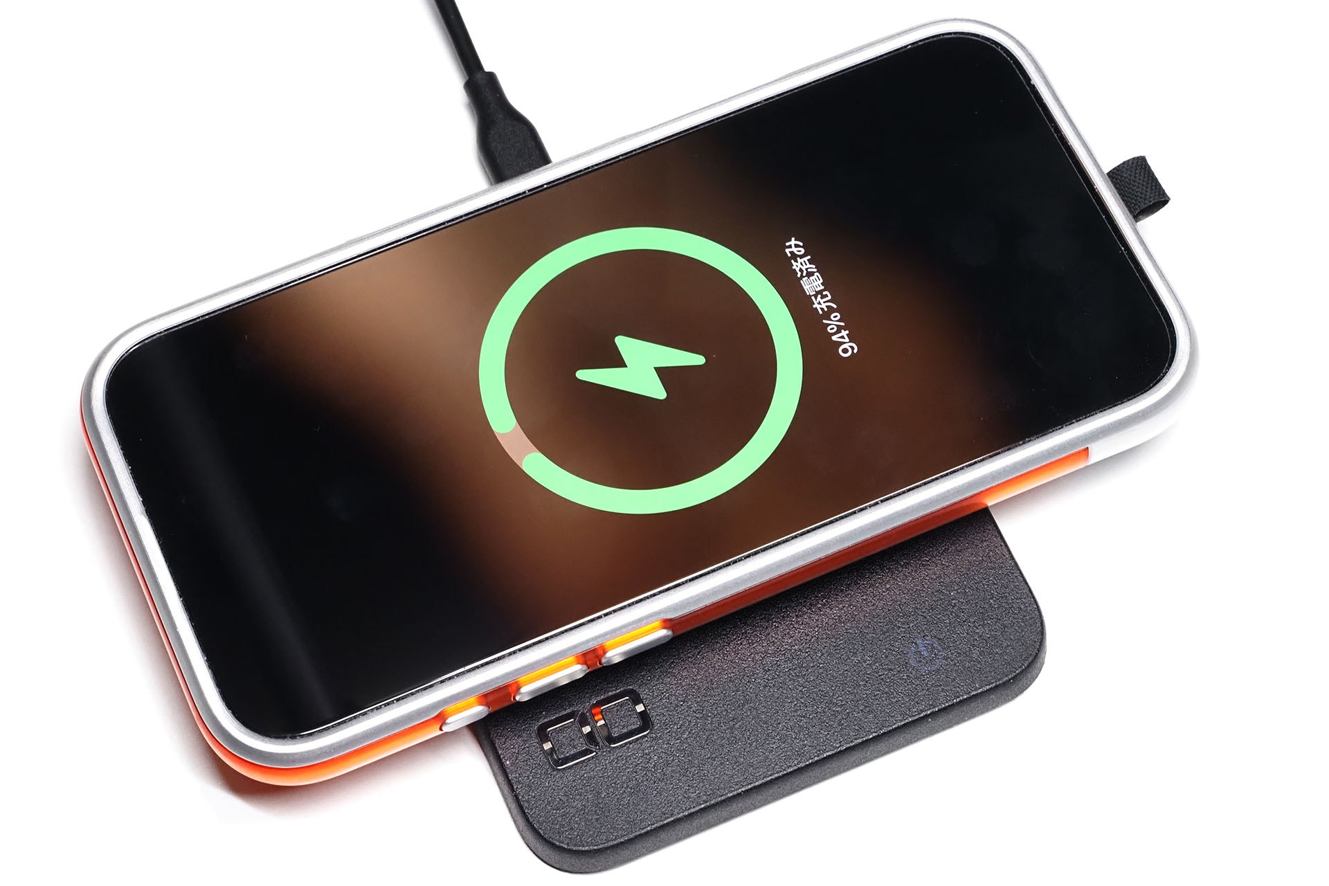 QiやQi2対応のデバイスを置けば自動的に充電モードに切り替わって充電が始まる。