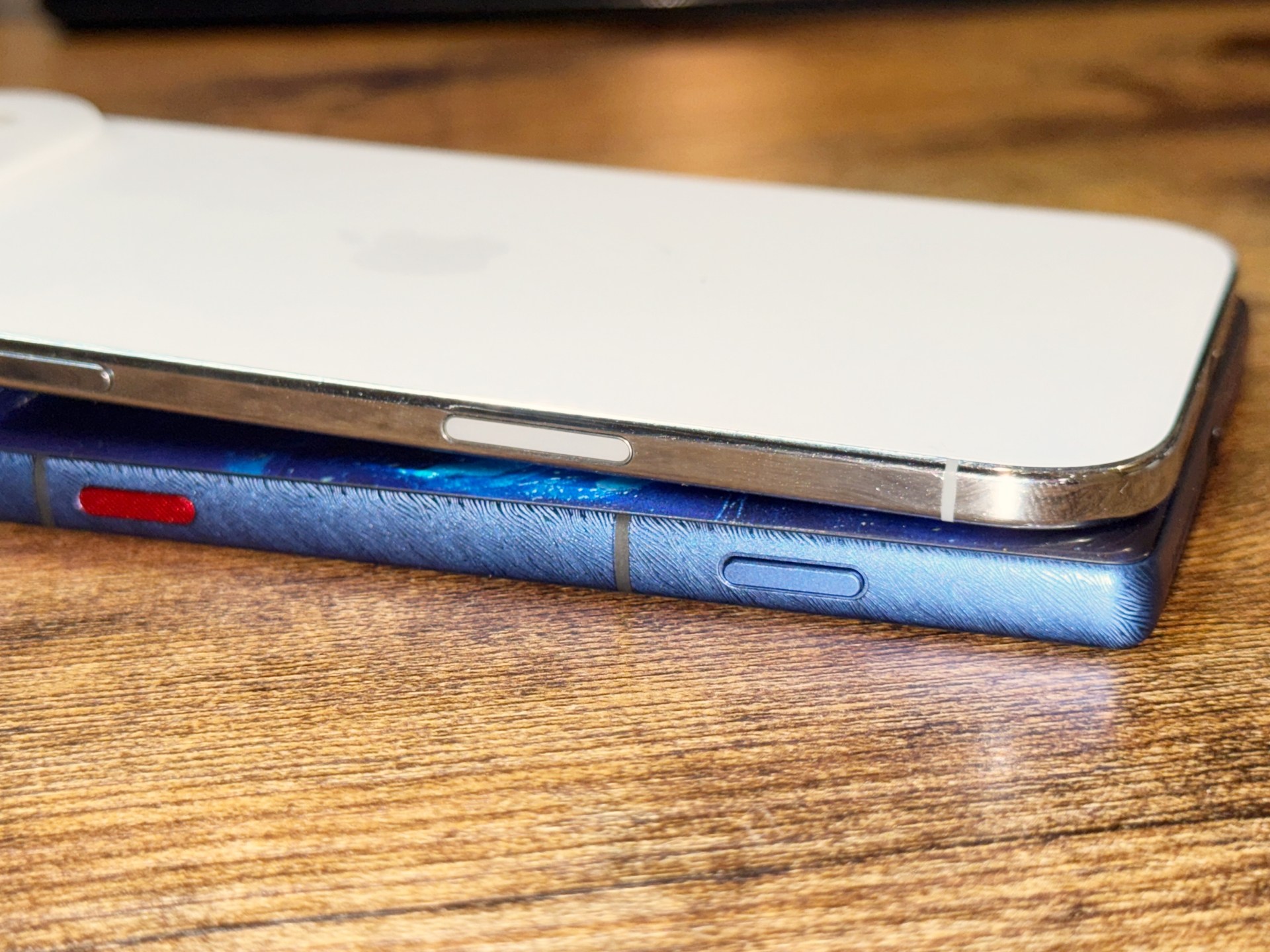 iPhone Air（上）とnubia Z80 Ultra（下）