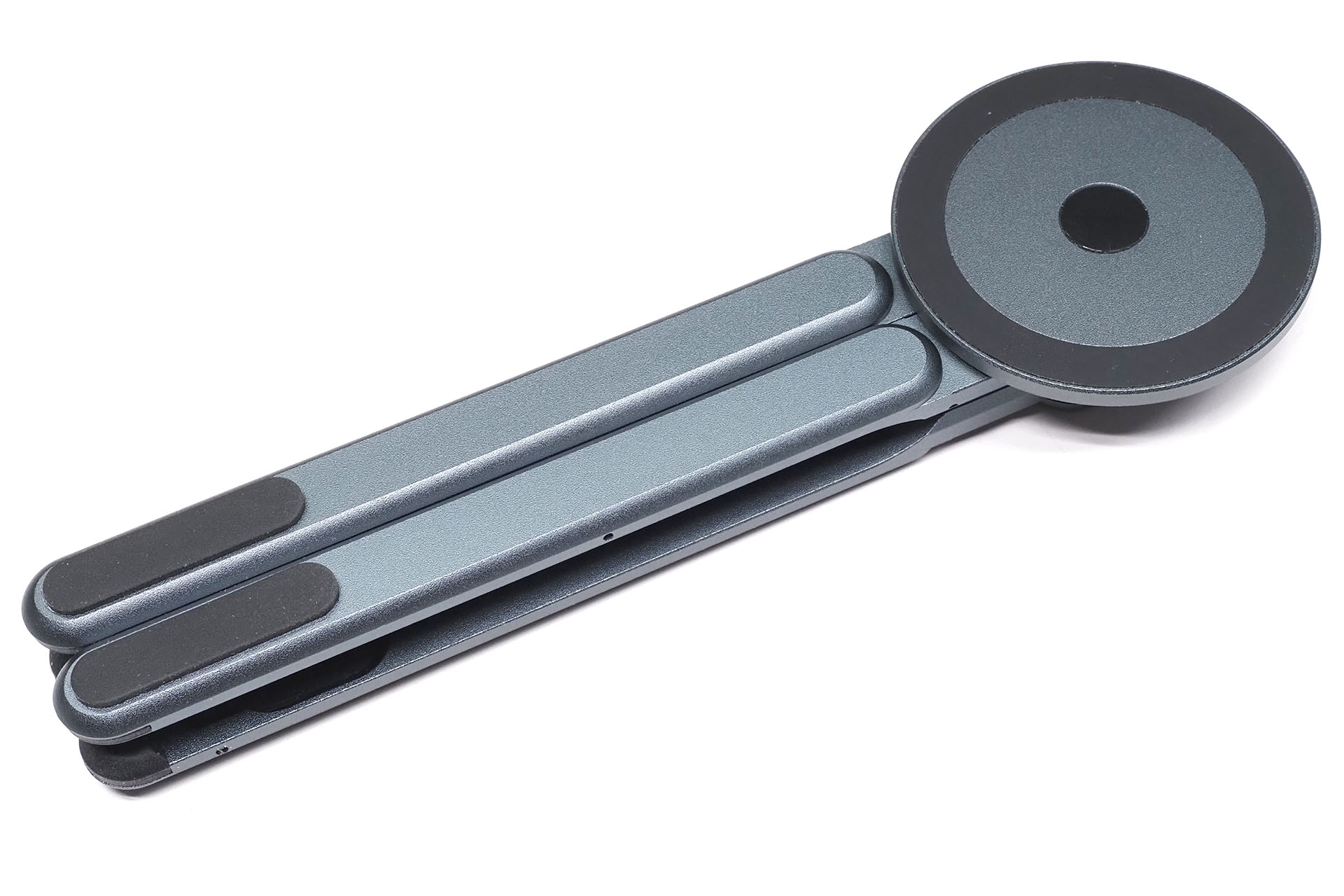 いろいろな形状に変形するが、非常にコンパクトに折り畳むことができる。直販価格は3980円