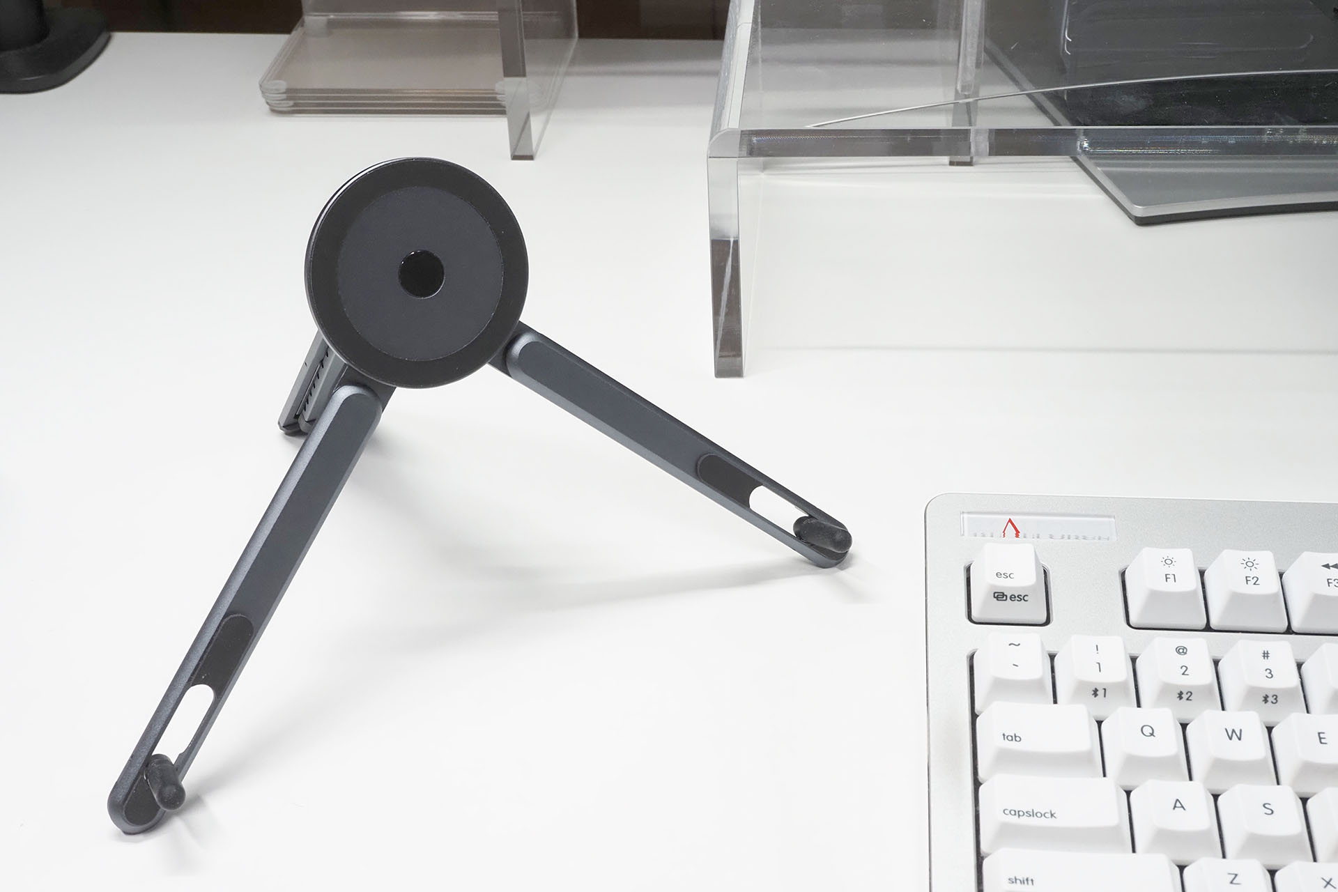 タブレットは3本脚状態で支えているが、ある程度急角度にすると安定感が増す。後方の脚を開ききって4本足で支えると、さらに安定感が増す