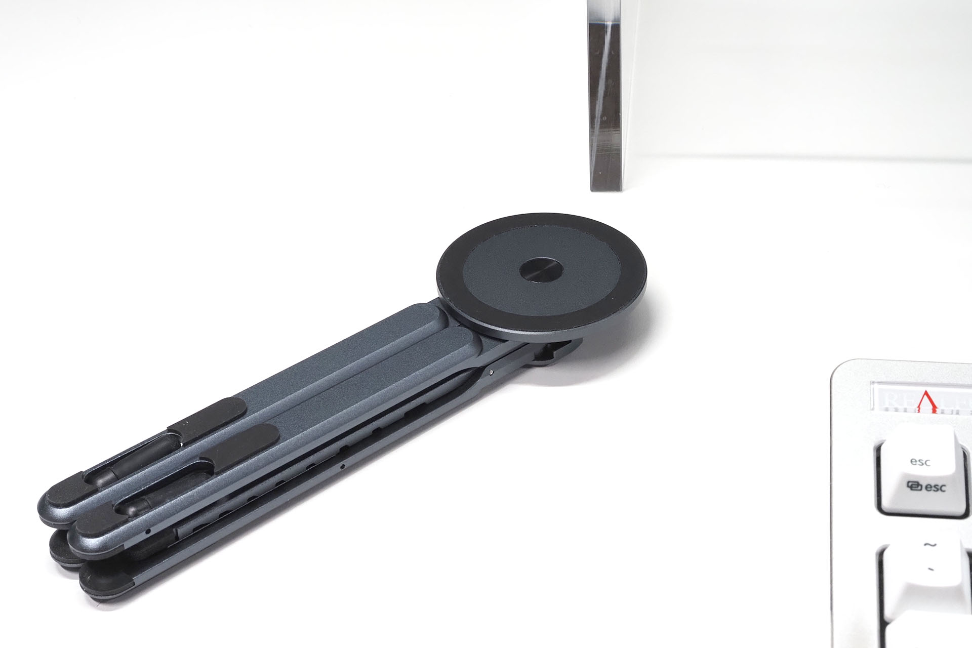 たたむとコンパクトに。邪魔にならない汎用スタンドはイイっすわ〜♪