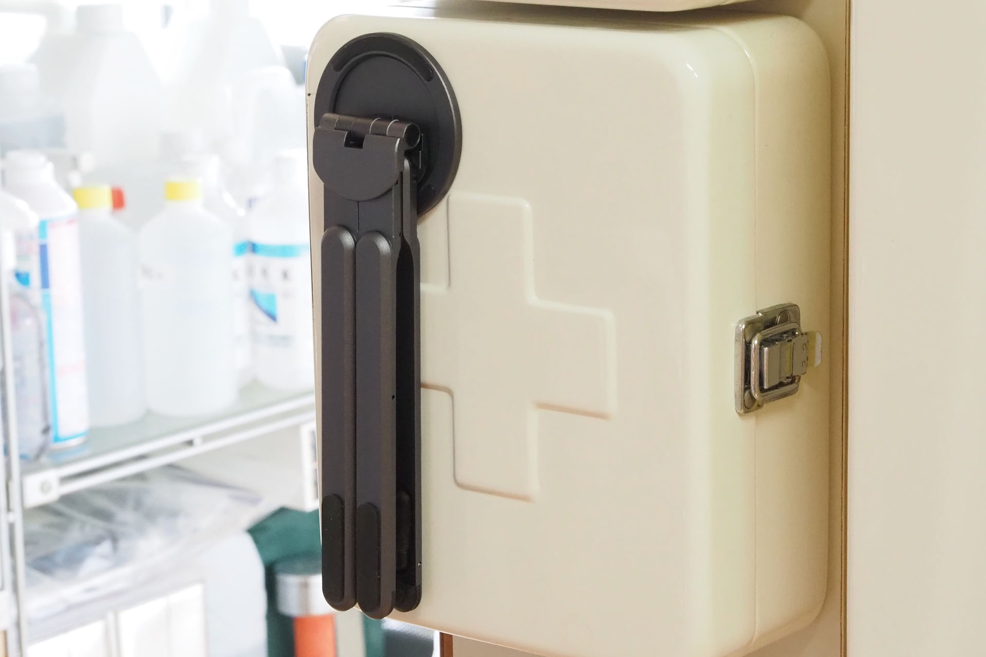 スチール面にガッツリと吸着する。面が広いと引き離すのにけっこう力が要るほど吸着力が強い