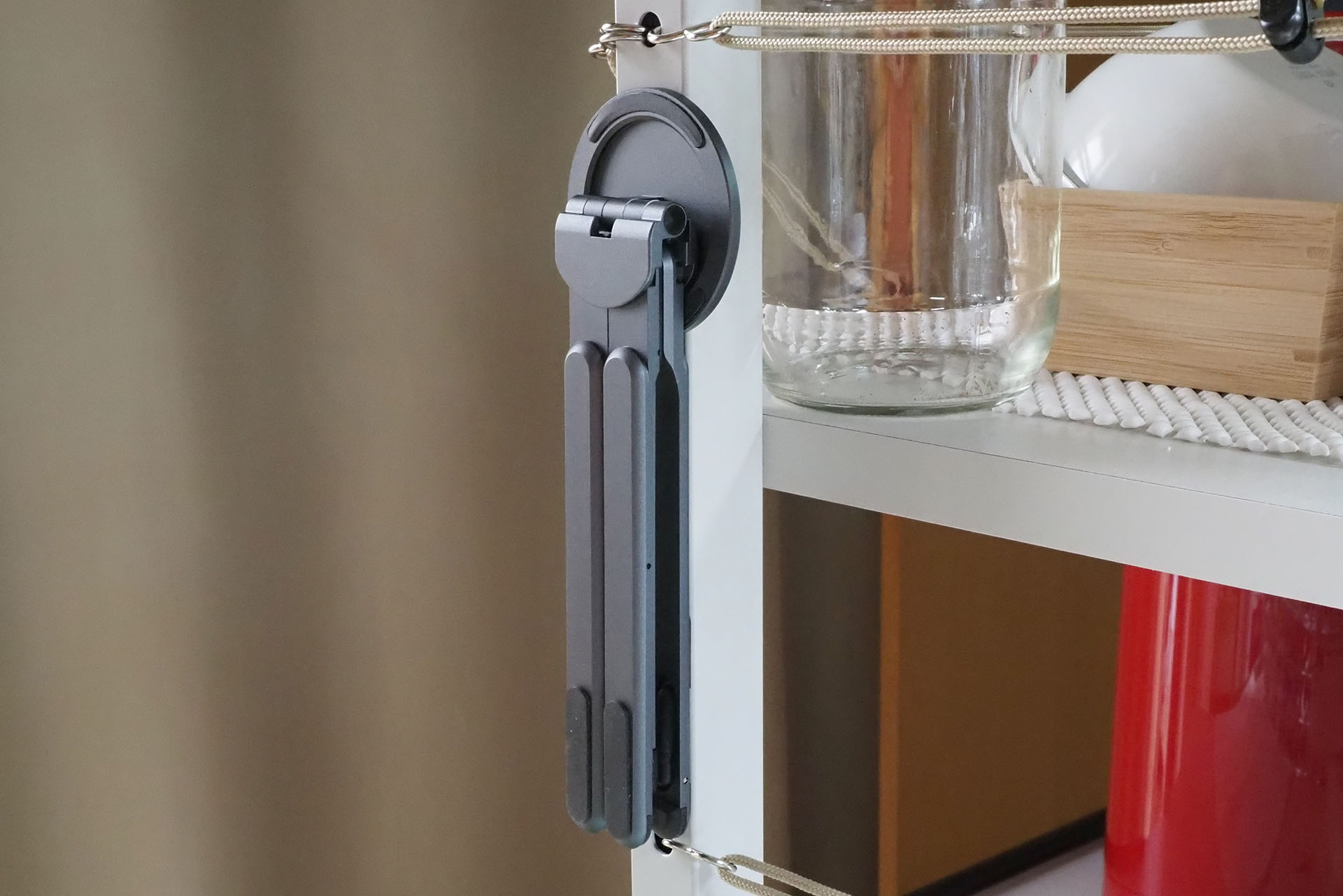 狭めのスチール角棒にも安定的に吸着する