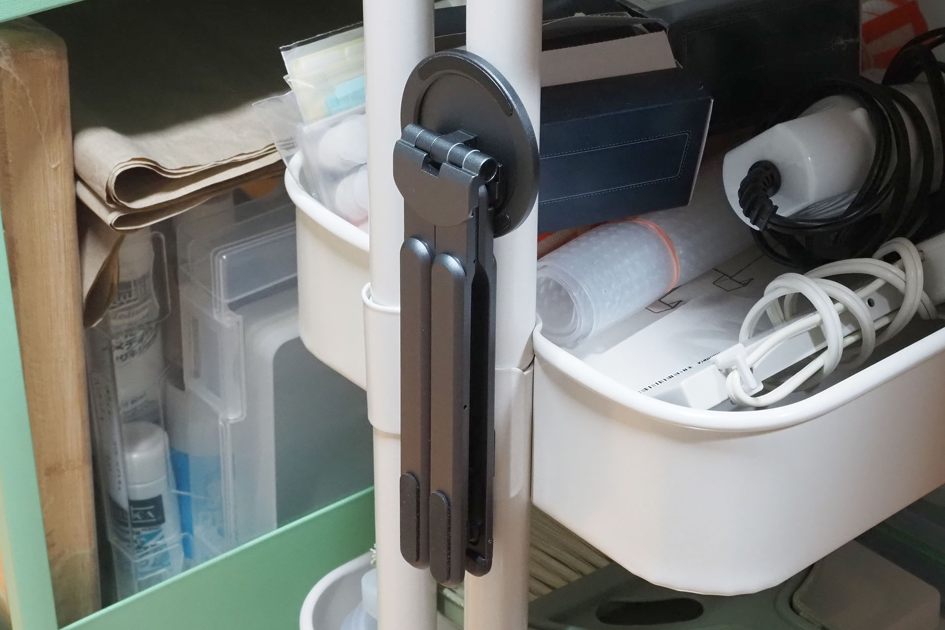 太めのスチール丸棒にも吸着する。細いスチール丸棒にも吸着するが、摩擦が少ないためにズリ下がったりする