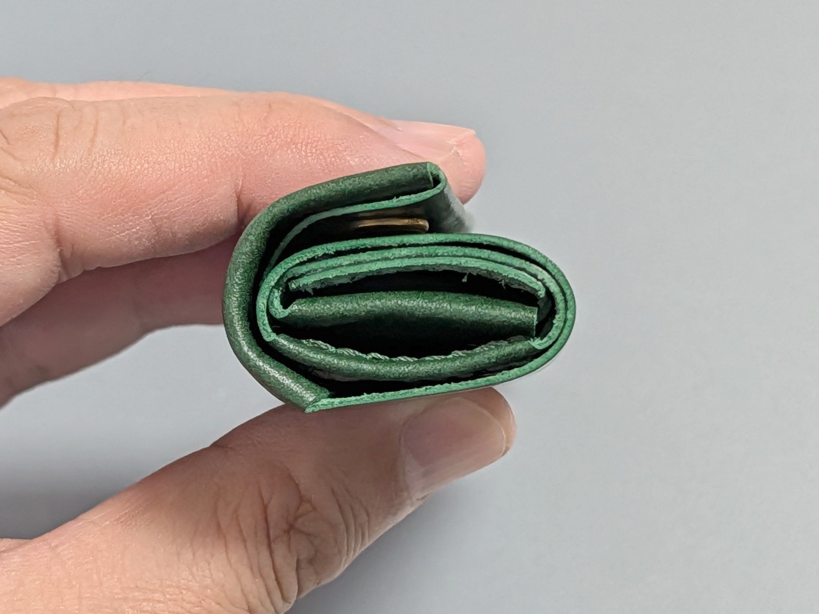 素材は牛革で、横から見ると二周ほど巻かれているのが分かる