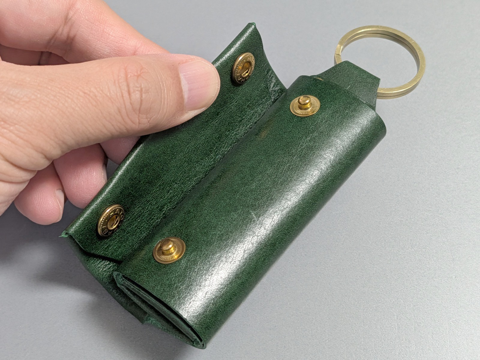 上下2箇所のスナップで本体を留める構造