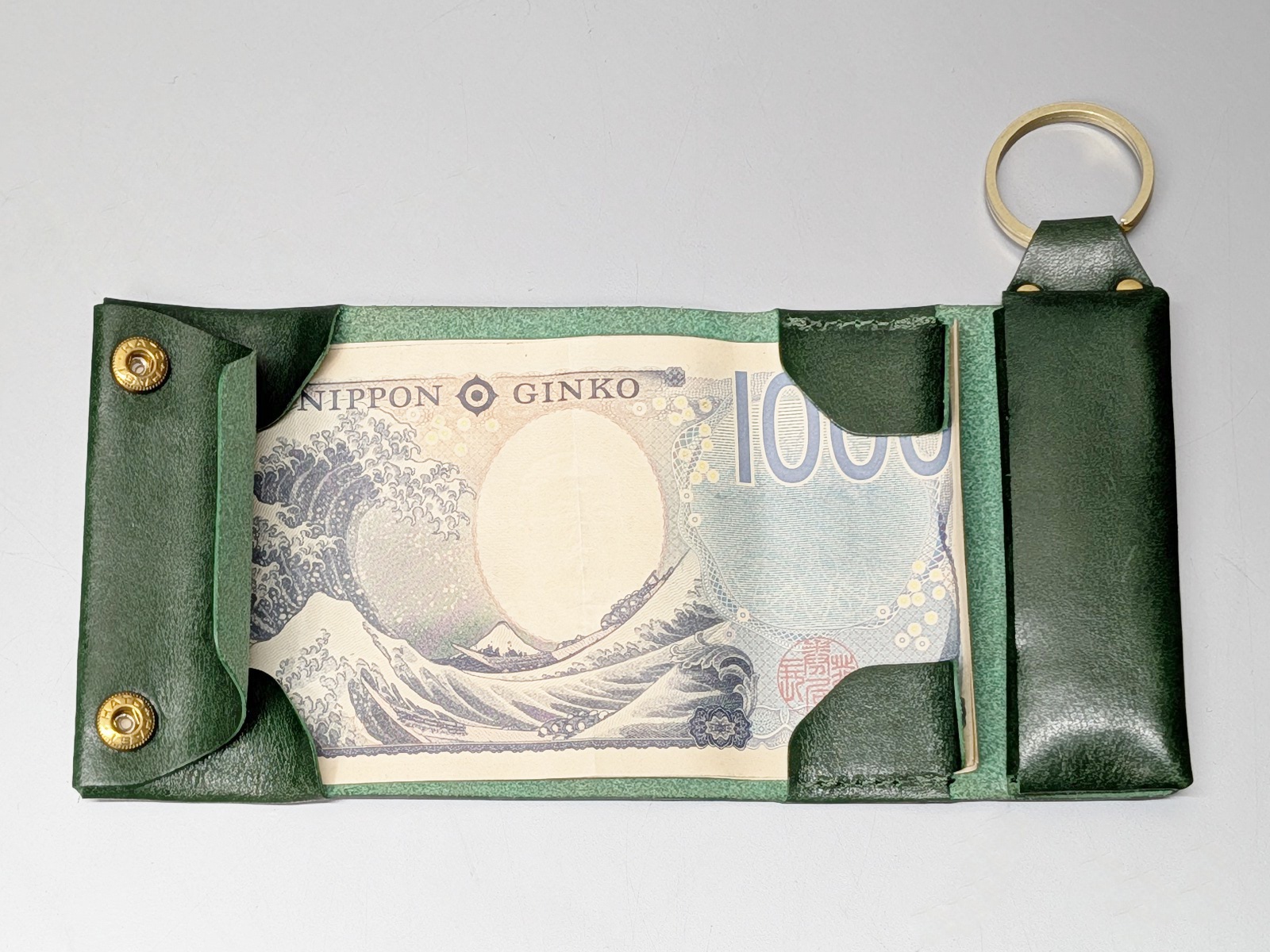 展開した状態。中に最大9枚までの紙幣を入れられる