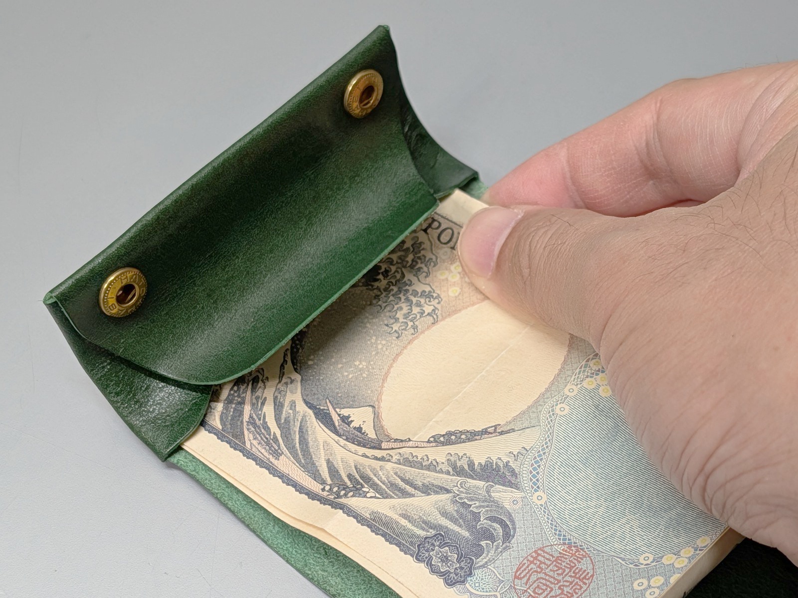 紙幣は隙間に差し込むため頻繁な出し入れには向かず、あくまで非常用だ