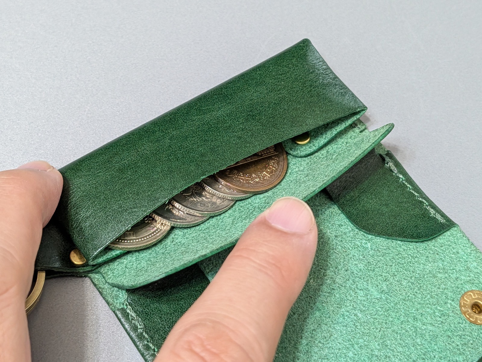 小銭ポケットも付属しているので、お釣りも収納しておける