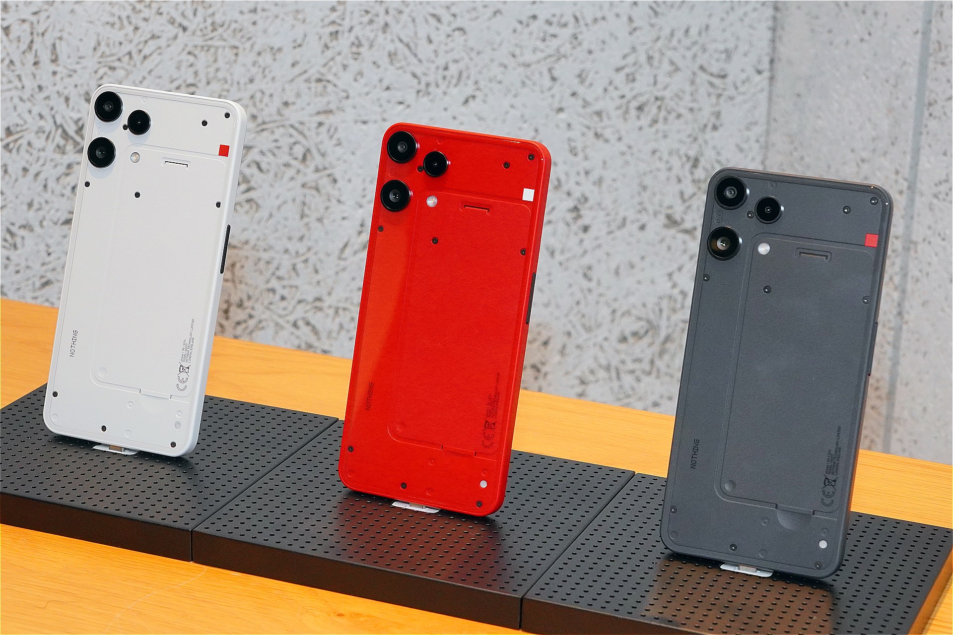 15日に販売を開始するNothing Phone（3a）Lite。Nothingブランドで初のエントリーモデルだ。日本では、楽天モバイル専用のレッドも発売される