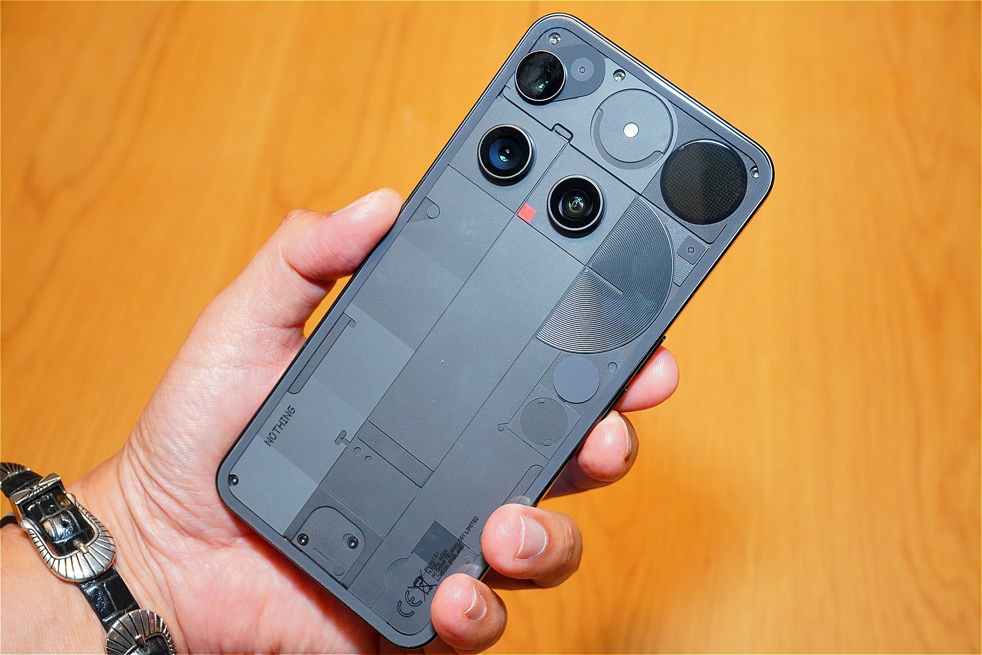 特徴的だった背面のデザインや仕様を大きく変えたNothing Phone（3）。価格は12万4800円から