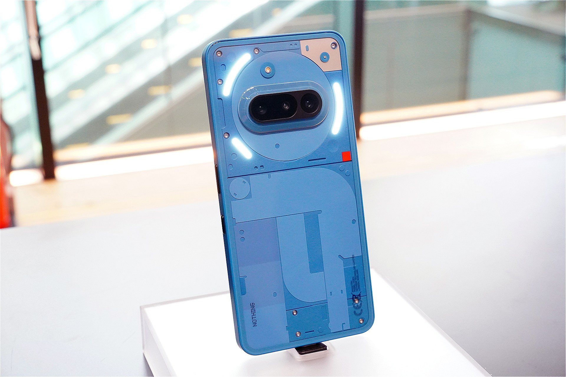 2025年4月発売のNothing Phone（3a）。Nothing Phone（3）の廉価版という位置づけだが、先に登場したこともあり、デザインテイストは第2世代寄りだ