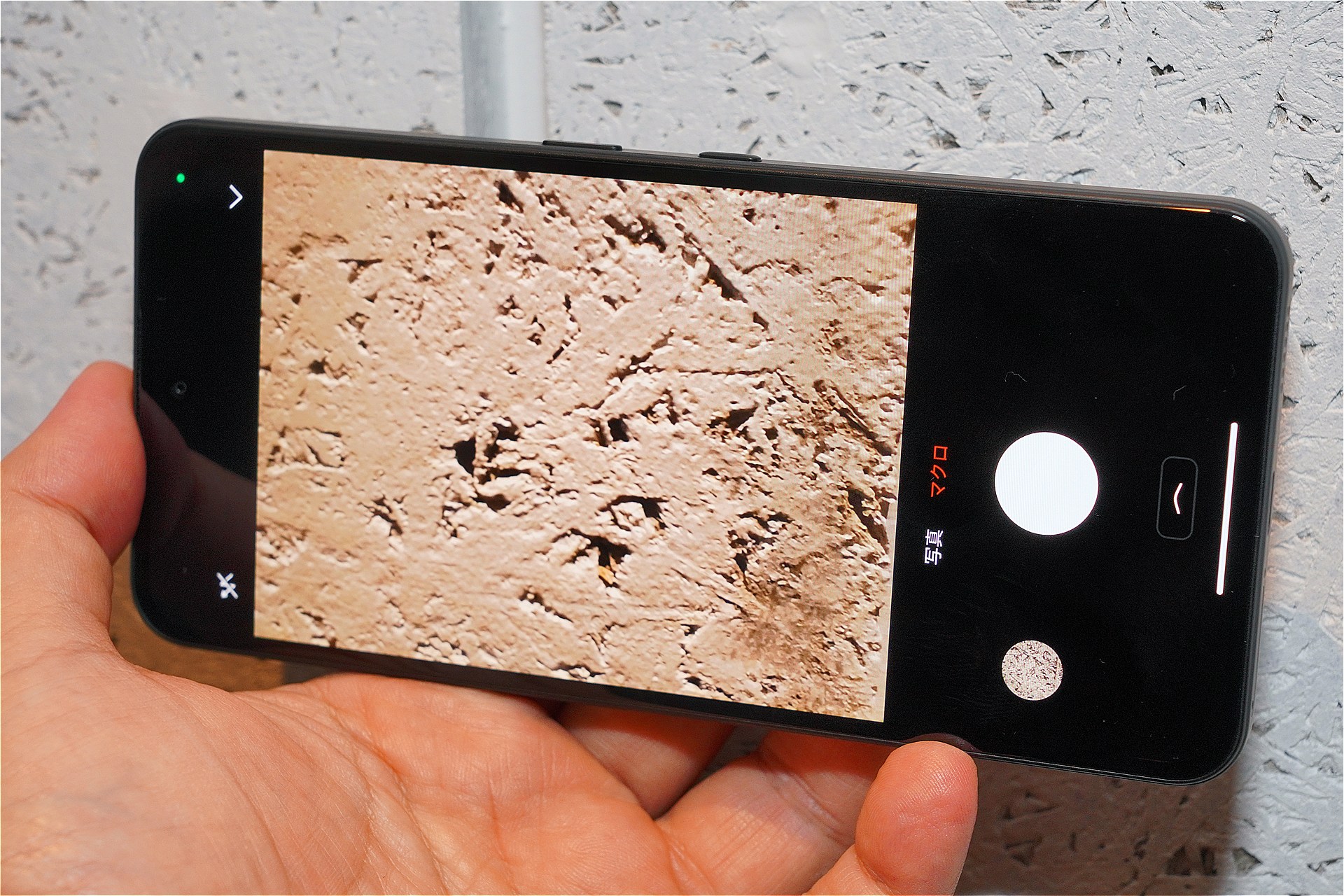 トリプルカメラ搭載だが、3つ目は200万画素のマクロカメラで、望遠を搭載していたNothing Phone（3a）からコストダウンを図っている