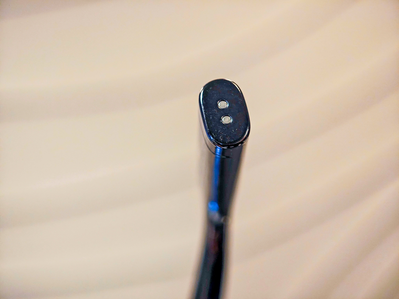 左右のテンプルに充電端子
