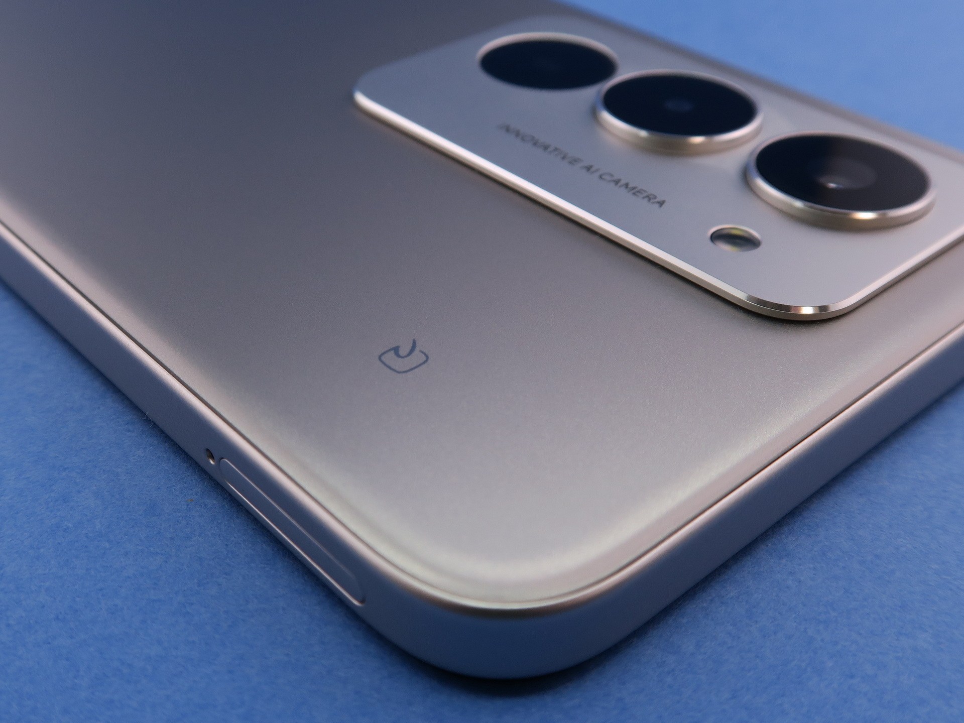 背面のカメラ部の右側におなじみのおサイフケータイのアイコンがプリントされる。モバイルSuicaなどはこの部分をリーダーにかざして利用する
