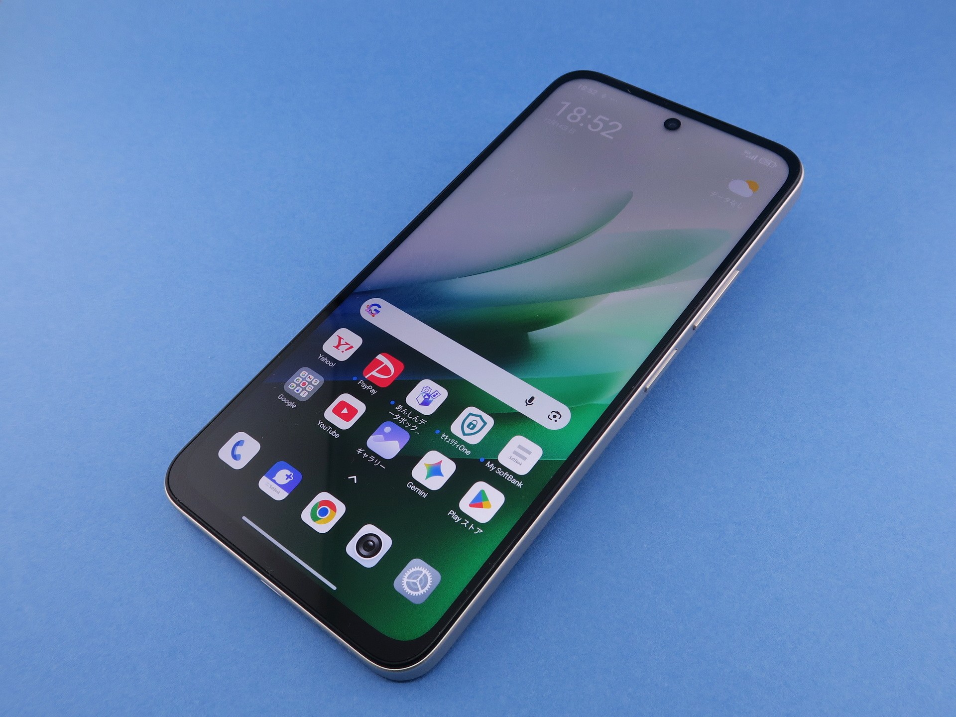 シャオミ／ソフトバンク「Redmi 15 5G」、大きさ：169mm（高さ）×80mm（幅）×8.4mm（厚さ）、217g（重さ）、カラー：チタングレー（写真）、ミッドナイトブラック、リップルグリーン