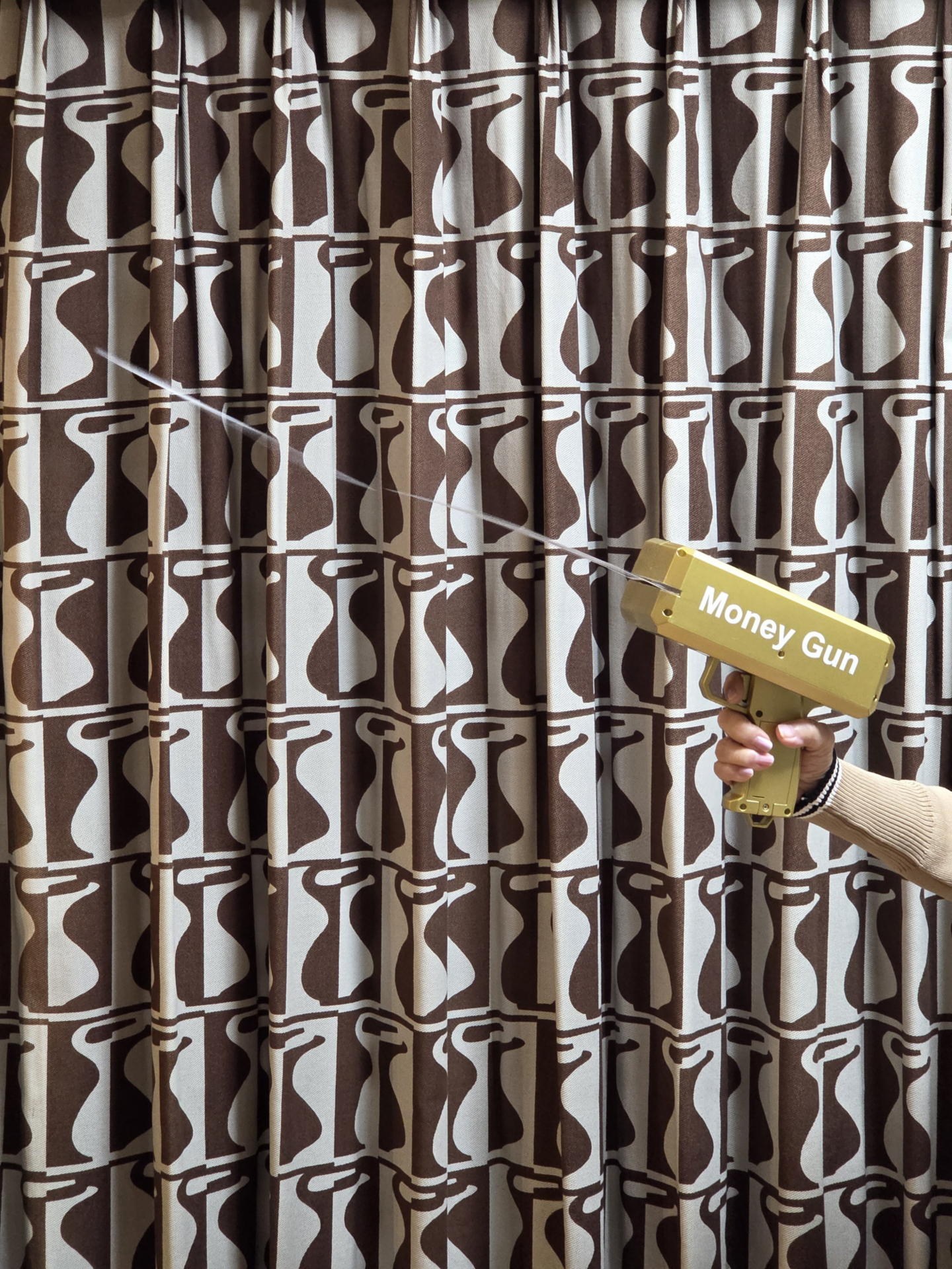 発射シーン（連続的に紙幣が飛び出す様子）