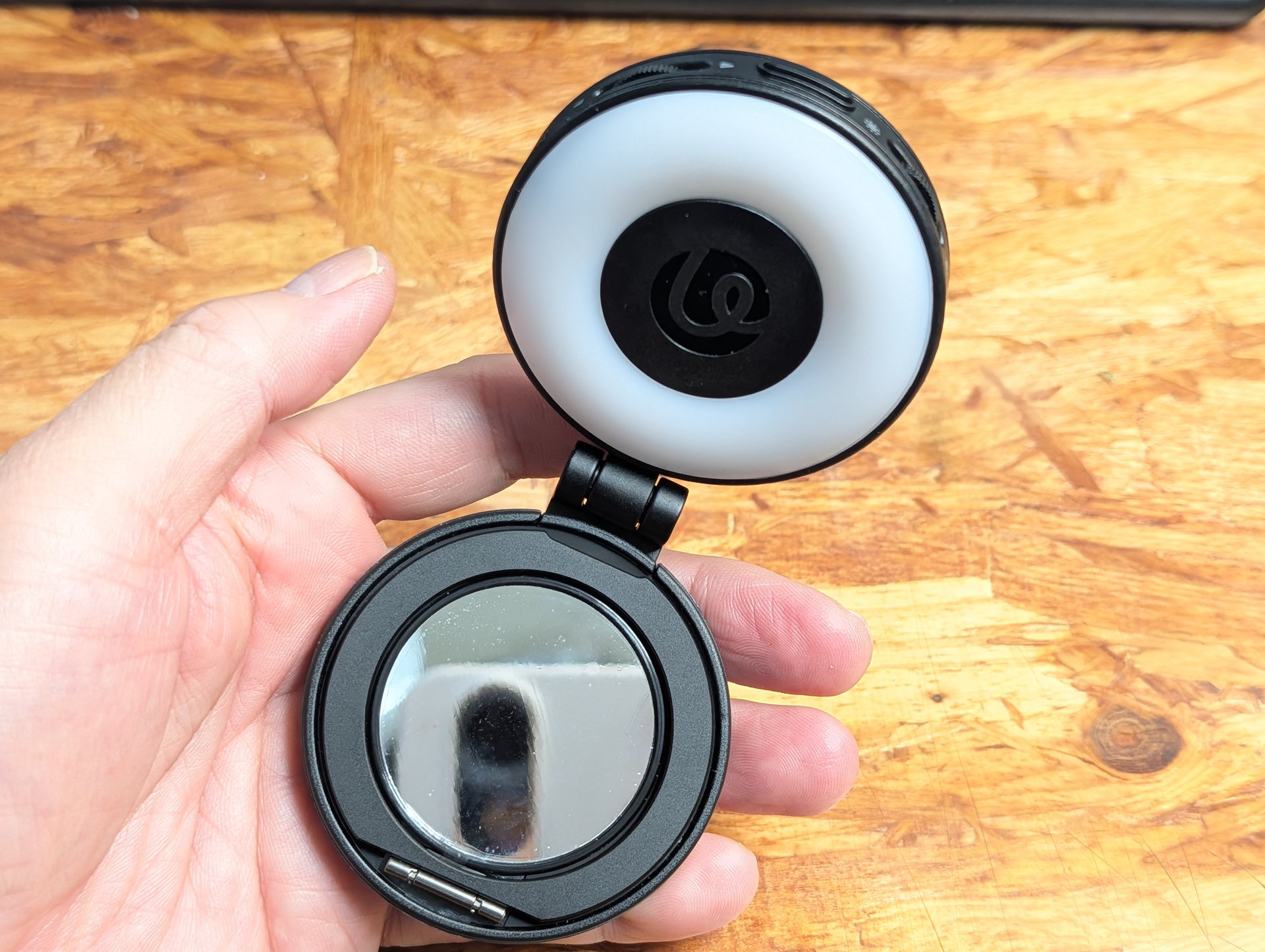 開くと化粧ミラーがある