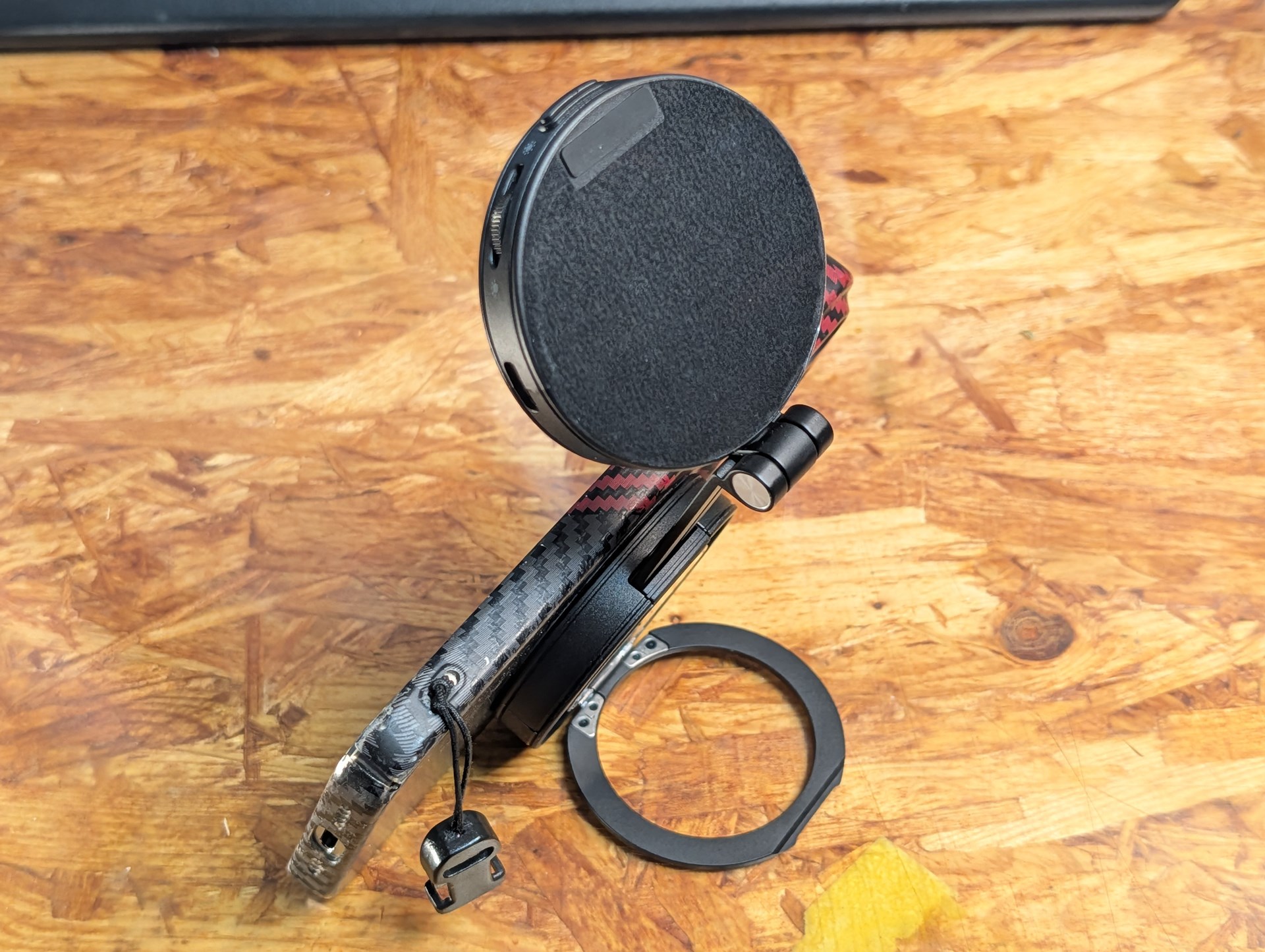 スタンドと組み合わせれば、スマホを自立させられる