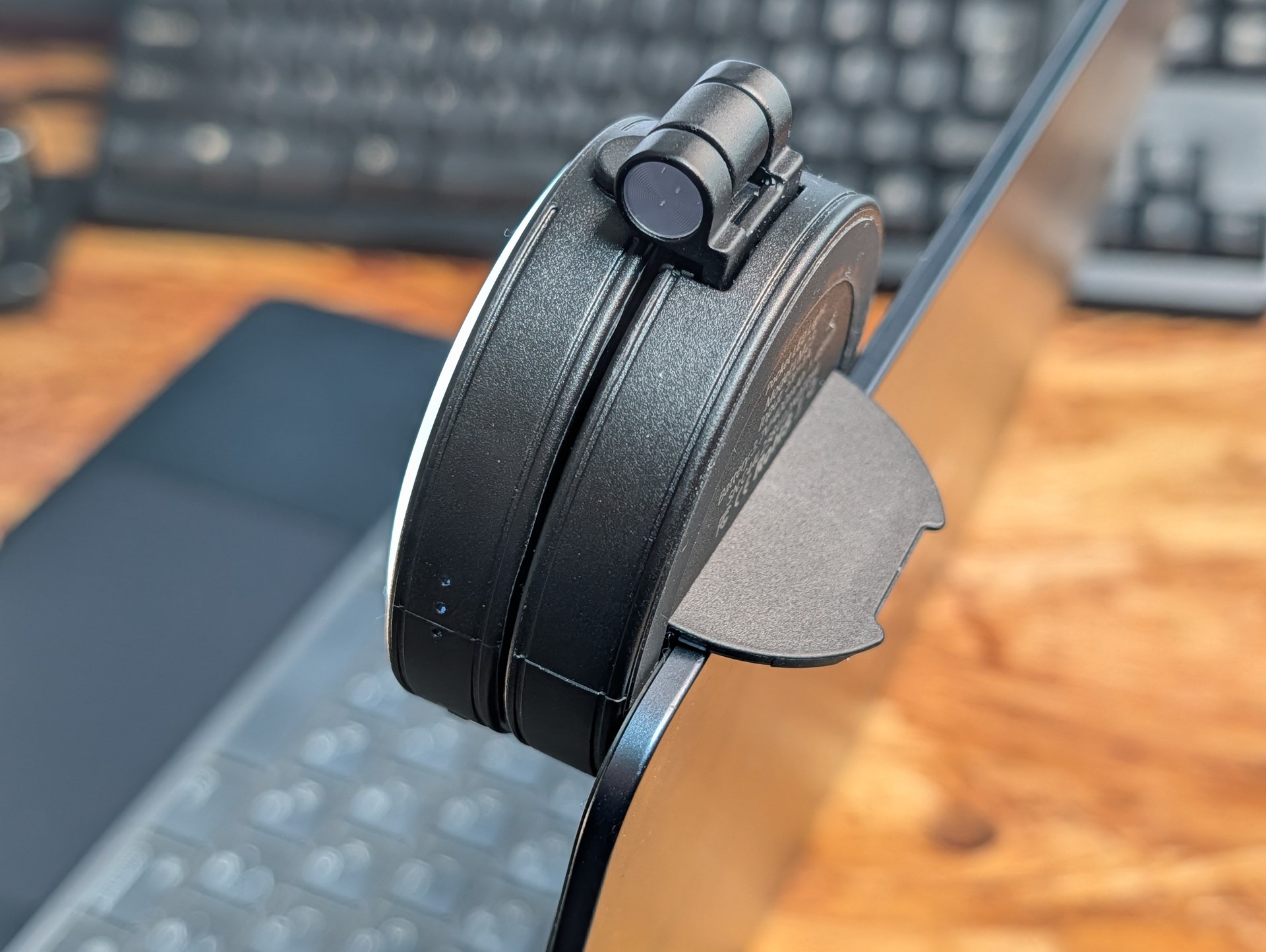 ノートPCの縁に引っかけて使える