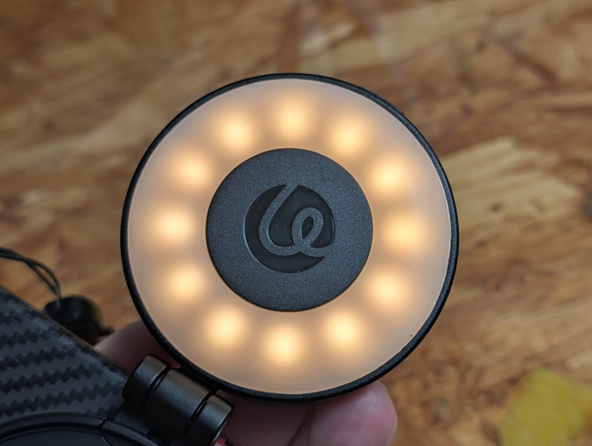 2500Kの状態だと、暗めの電球色の色温度となる