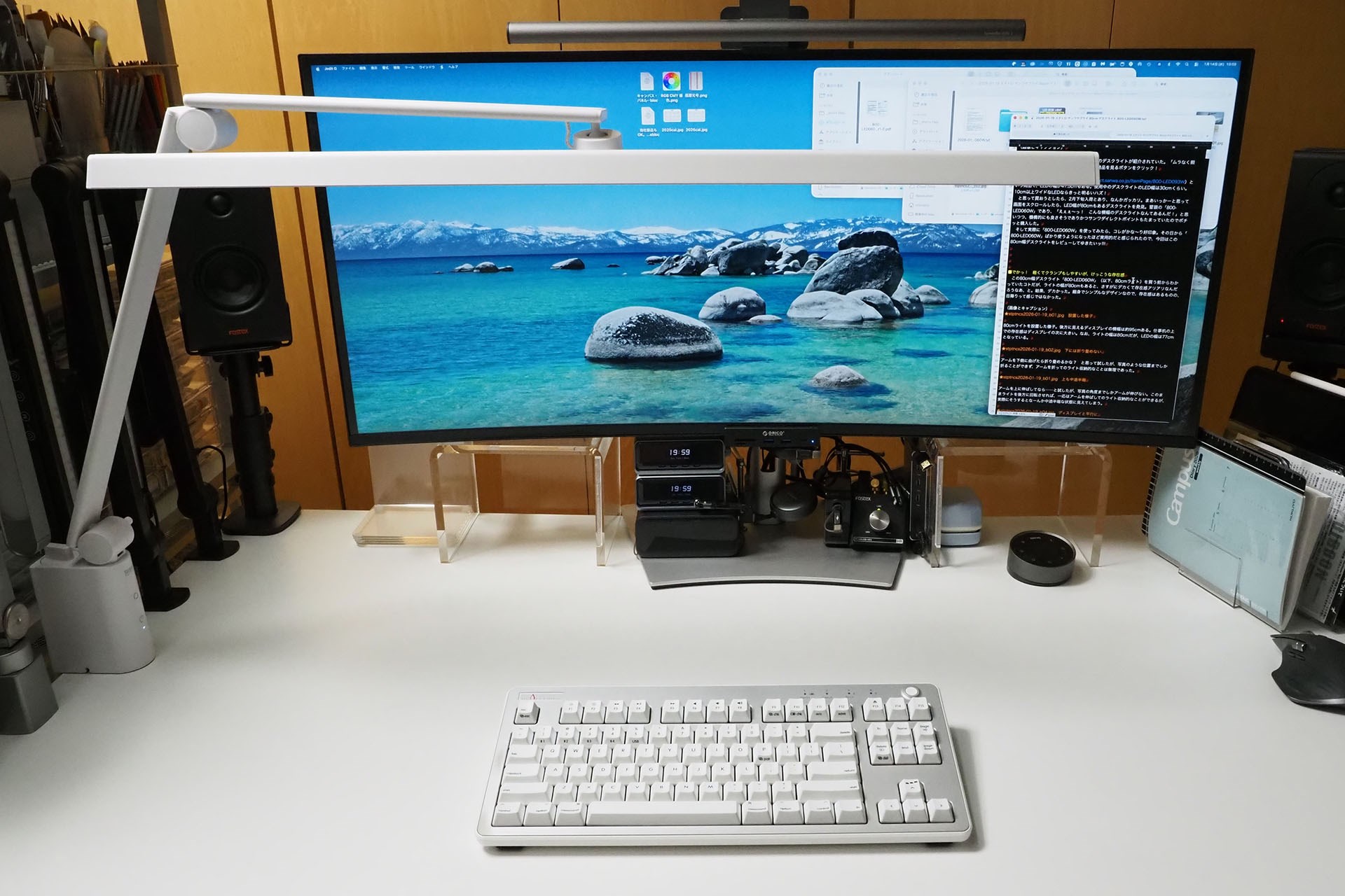 80cmライトを設置した様子。後方に見えるディスプレイの横幅は約95cmある。仕事机の上での存在感はディスプレイの次に大きい。なお、ライトの幅は80cmだが、LEDの幅は77cmとなっている。