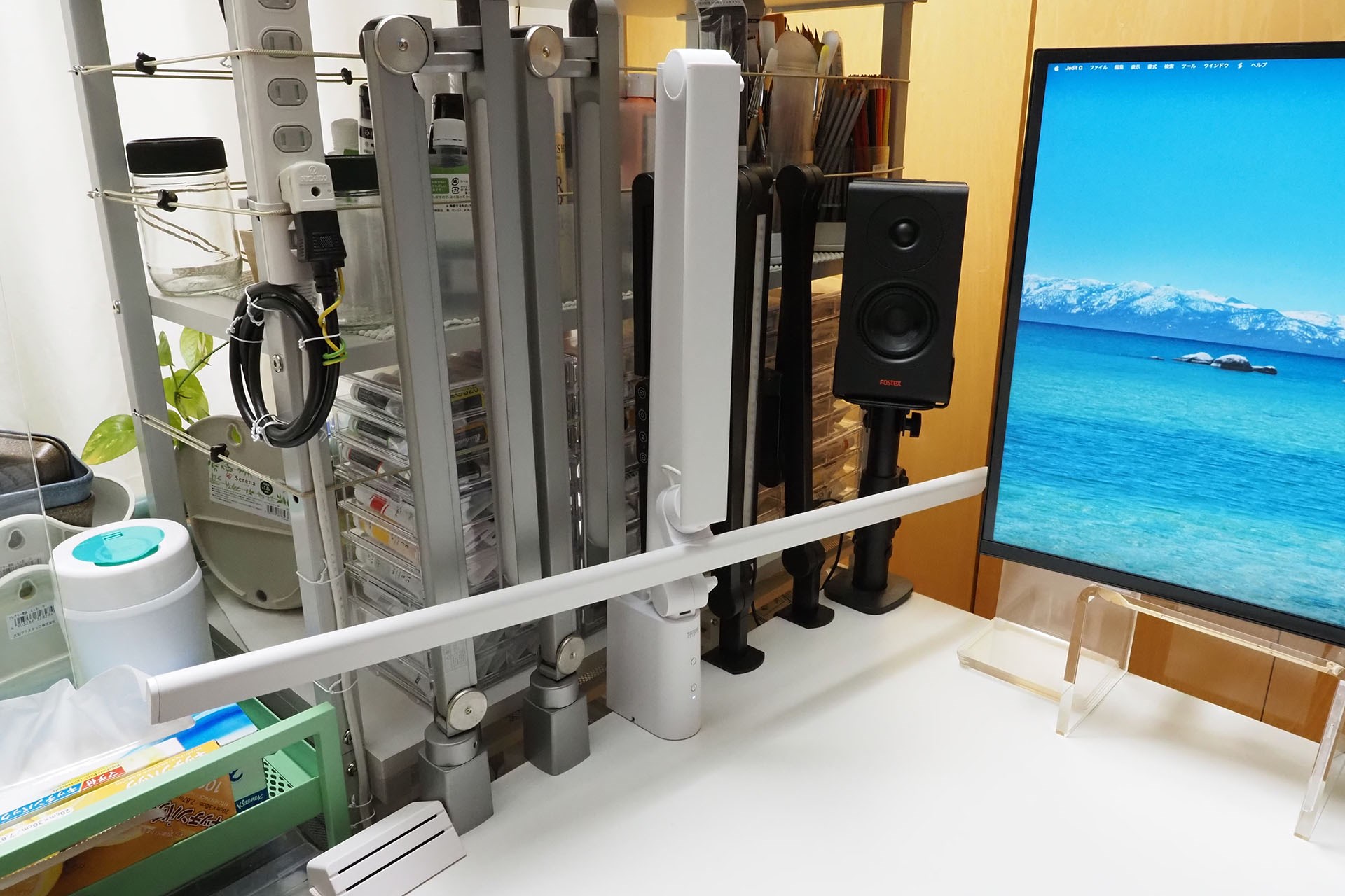 アームを下側に曲げたらたためるかな？　と思って試したが、ライト部分は写真のような位置にするしかなかった。これだと手前が邪魔だし、ライトの展開にも一手間かかる。