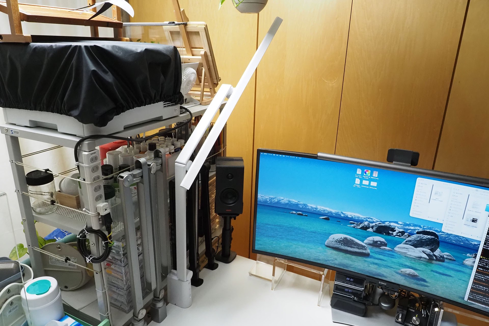 アームを上に伸ばしてなら……と試したが、写真の角度までしかアームが伸びない（一直線にはならない）。一応はアームを伸ばしてのライト収納的なことができるが、実際にそうするとなーんか中途半端な状態に見えてしまう。