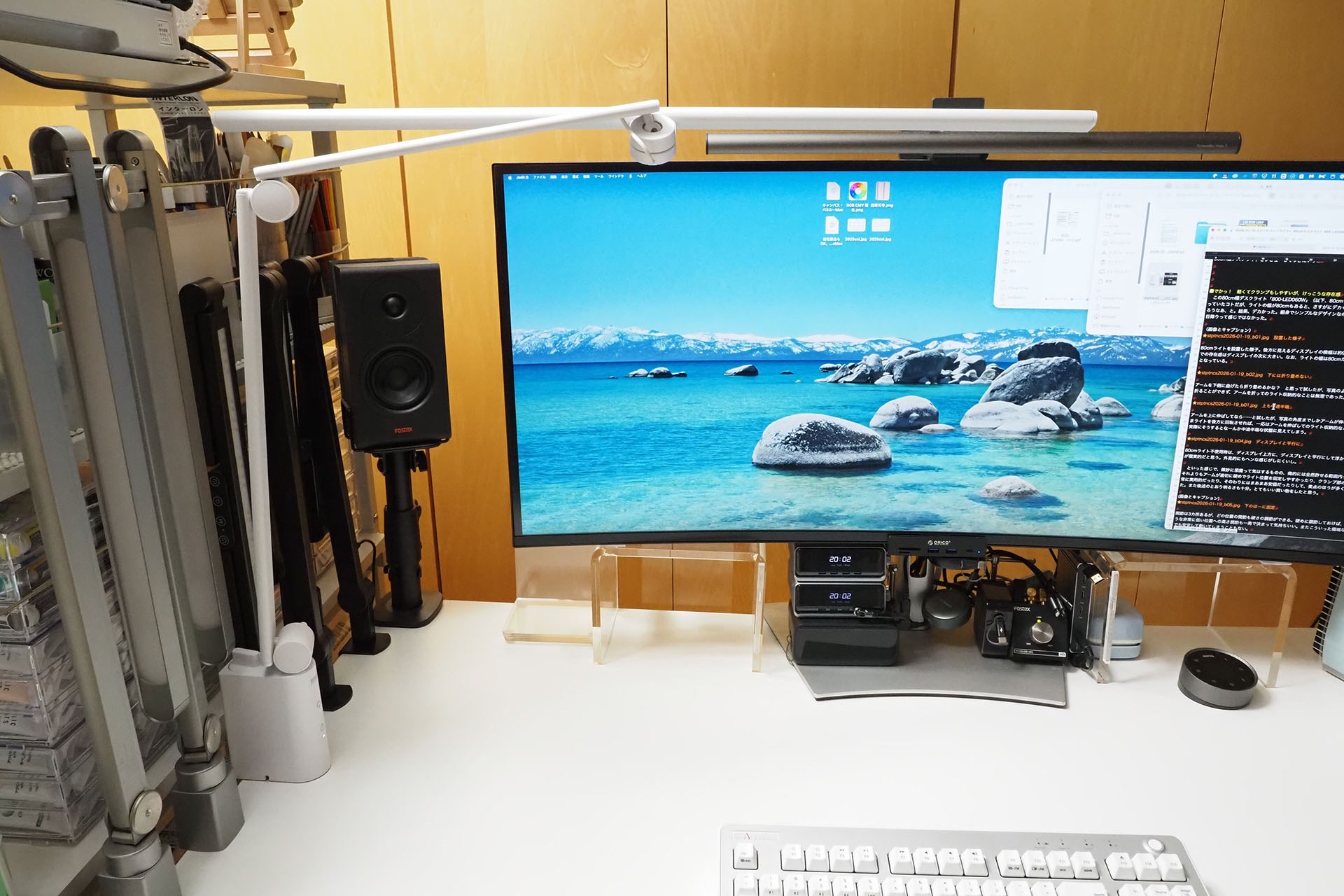 80cmライト不使用時は、ディスプレイ上方に、ライト部をディスプレイと平行にして浮かばせておくのが現実的だと思う。外見的にもヘンな感じがしにくいし、すぐ位置決めをして使えるし。