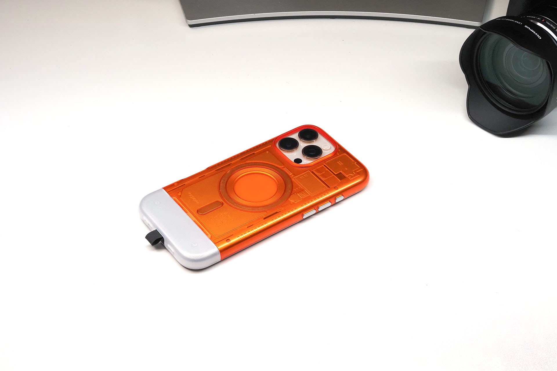 スマートフォンくらいのサイズの被写体なら、80cmライト1台だけを光源として使える。明るい光が均等に当たるので、小物撮影の多くを80cmライトだけで済ませられるだろう。