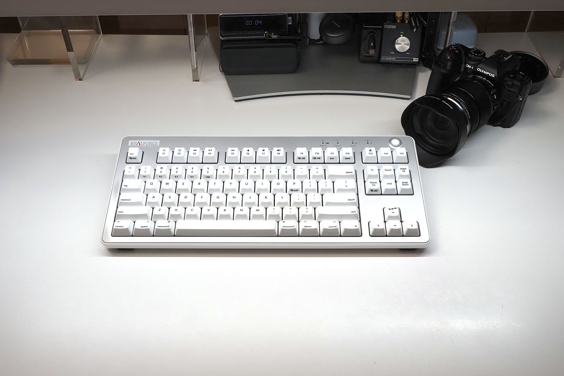 やや奥行きがある被写体の場合、80cmライトで左右まで均等に照らせるが、手前や奥に光量不足が生じることがある。また被写体の下の影をなくそうとして80cmライトで被写体を手前から照らすと、被写体の奥が光量不足になったりもする。