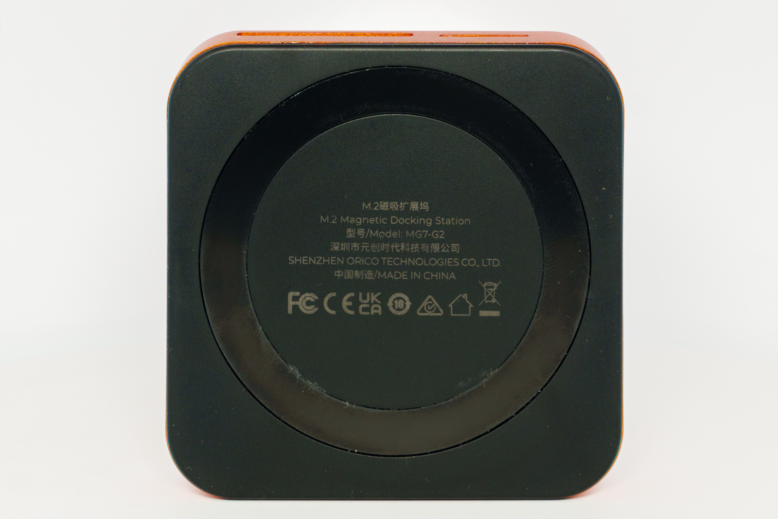 裏面にマグネットがあり、MagSafeやQi2対応の機器に装着できます
