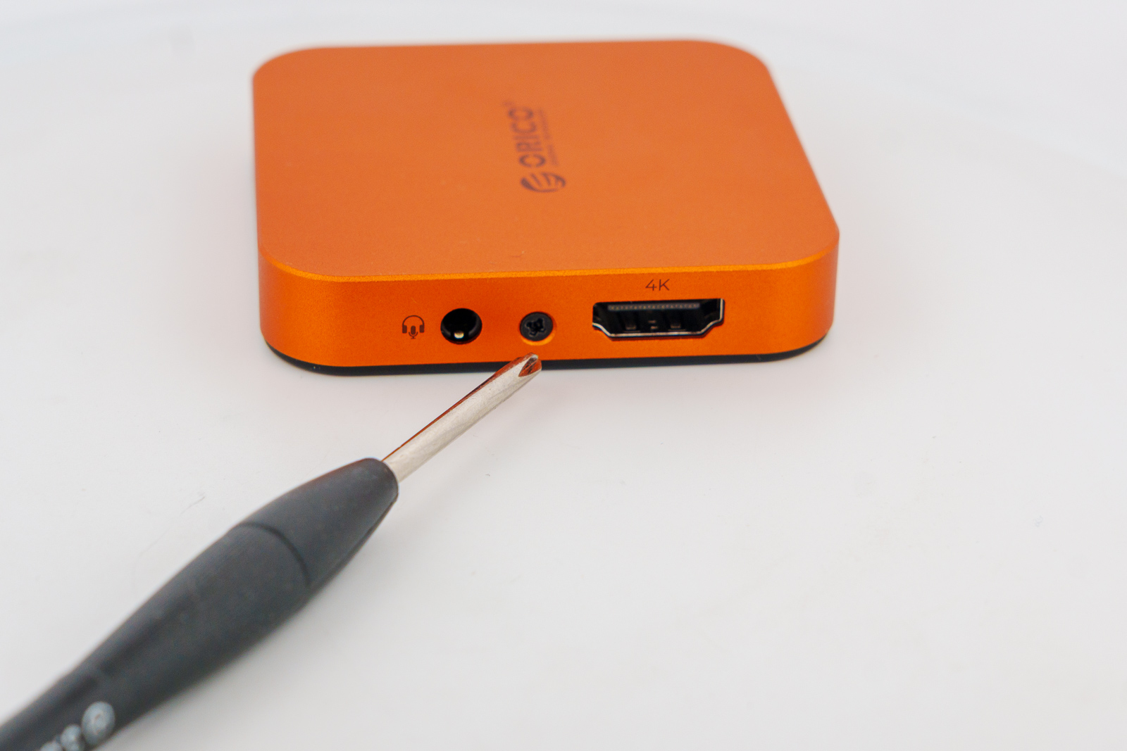 HDMI端子側にネジがあり、付属のドライバーを使って開けられます。カバーを外す際は、本体をMagSafeで固定してやるとうまく開けられました