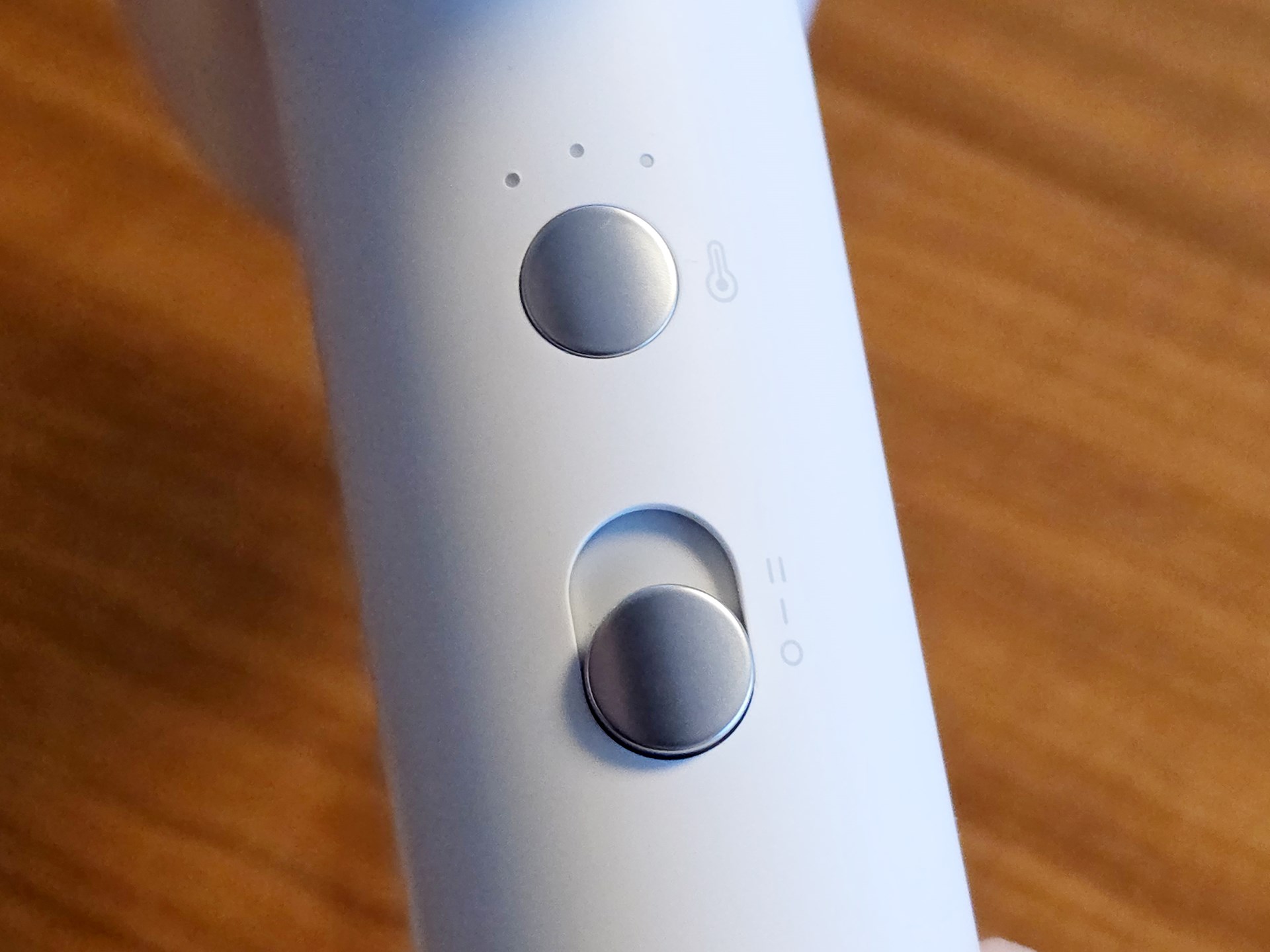 上のボタンが温度、下が風量。4×2の組み合わせだけで、非常にシンプルかつ直感的だ