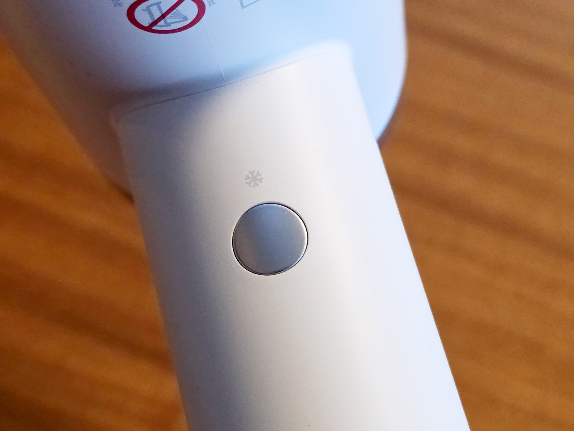 前面のボタンを押しっぱなしにしていると、その間だけ冷風になる