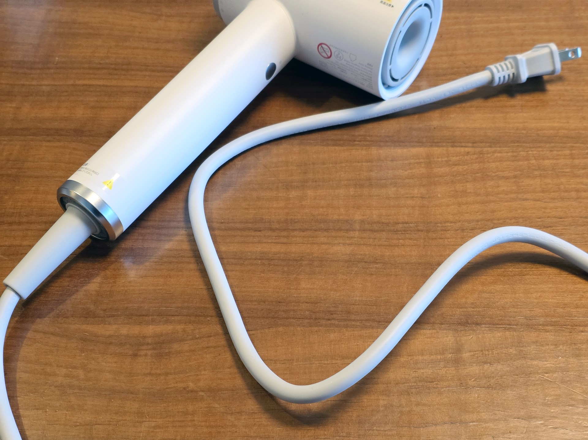 ケーブルが太く、少々取り回しがしづらいのが難点か